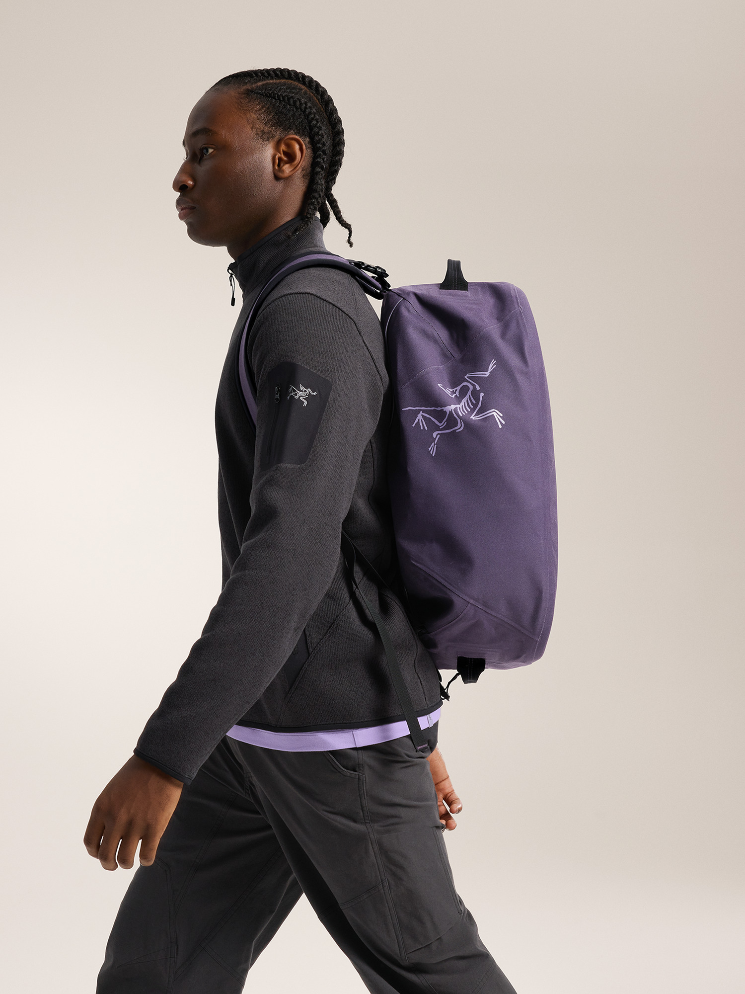 Product Image https://product.arcteryx.co.kr/images/products/686427/S26_X000007469_details_Carrier_40_Duffle_Moondrop_Side_View.jpg