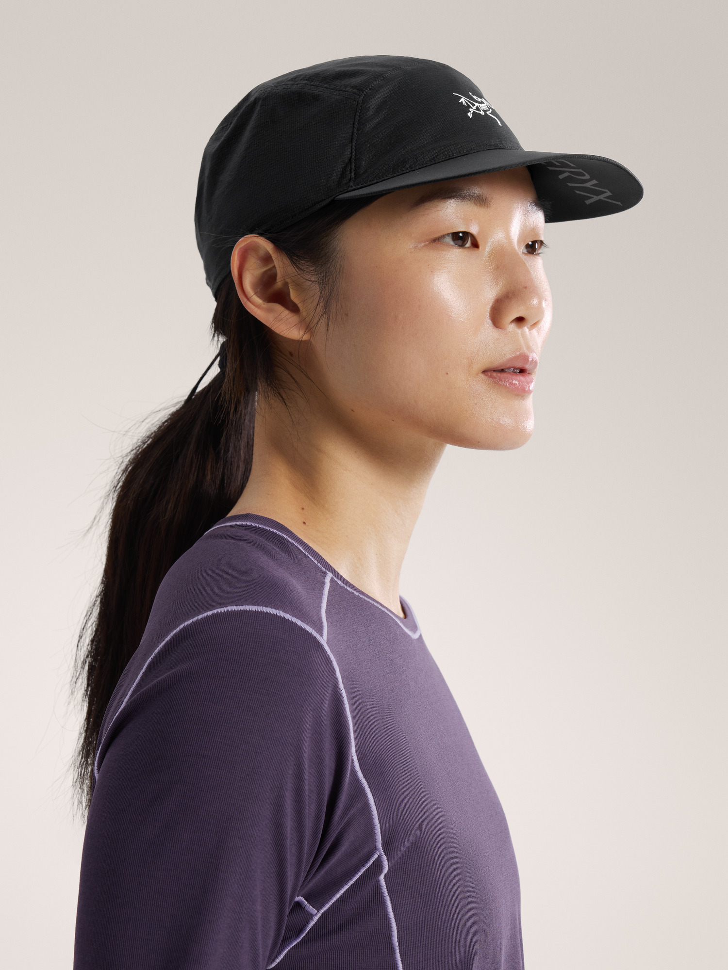Product Image https://product.arcteryx.co.kr/images/products/686435/S26_X000009489_details_Aerios_5_Panel_Cap_Black_Arctic_Silk_Side_View.jpg