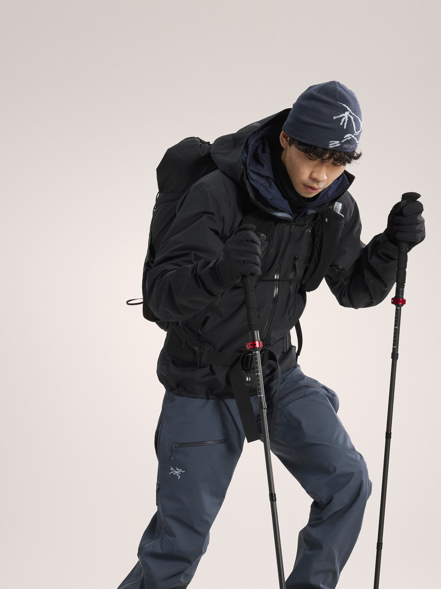 Product Image https://product.arcteryx.co.kr/images/products/686449/S26_X000010283_details_Beta_SV_Jacket_Black_Full_Body.jpg