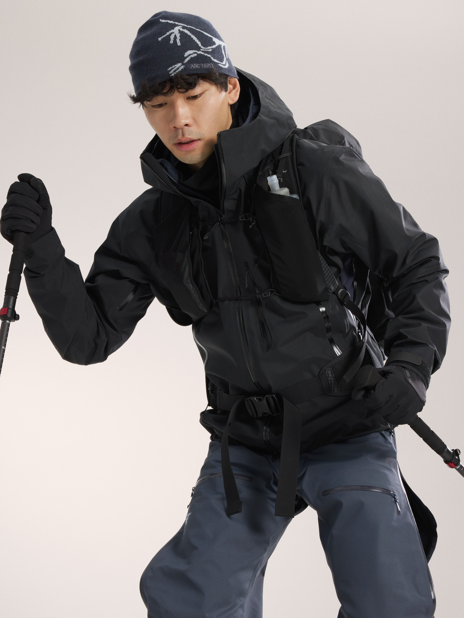 Product Image https://product.arcteryx.co.kr/images/products/686449/S26_X000010283_details_Beta_SV_Jacket_Black_Hover.jpg