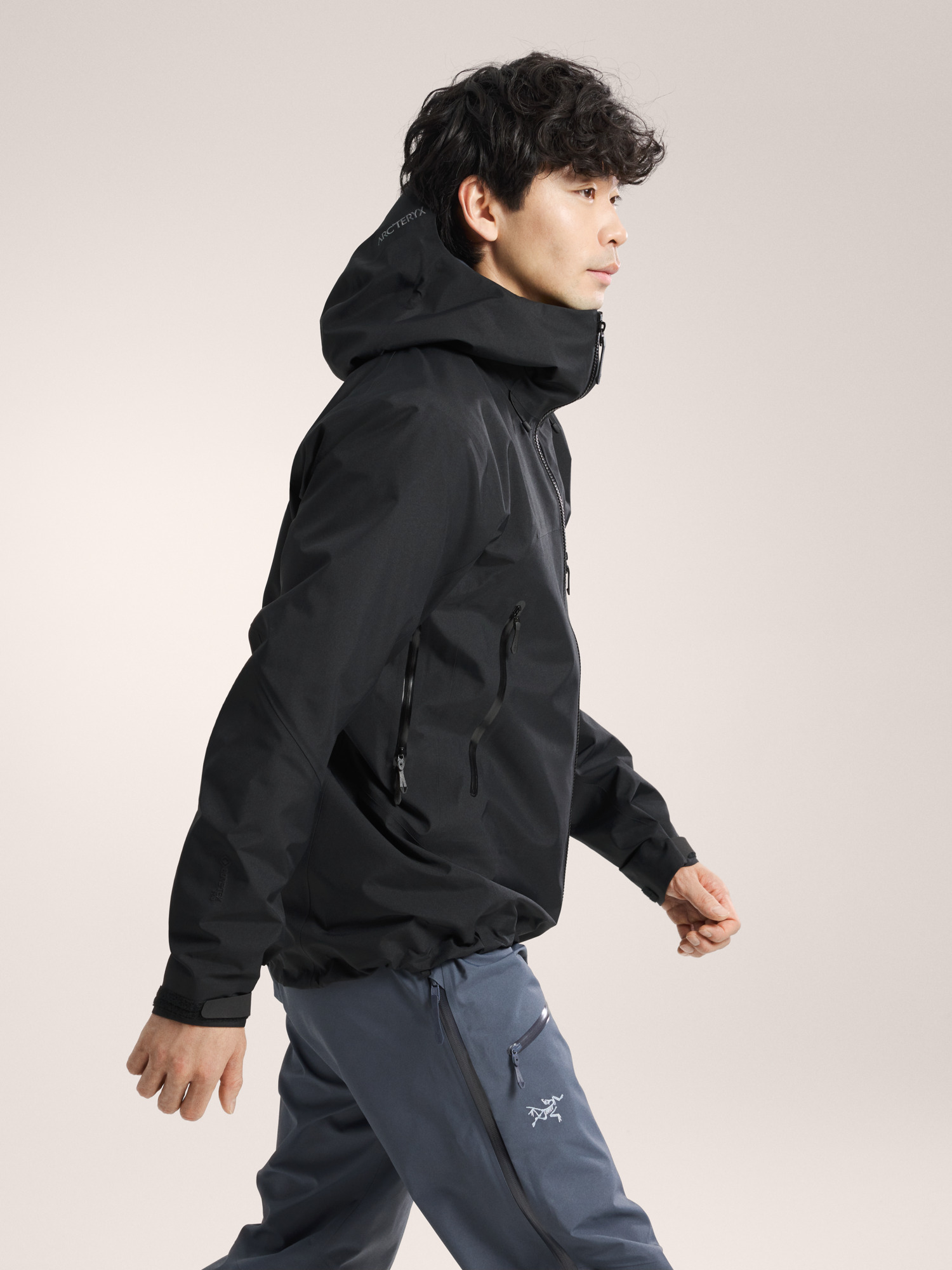 Product Image https://product.arcteryx.co.kr/images/products/686449/S26_X000010283_details_Beta_SV_Jacket_Black_Side_View.jpg