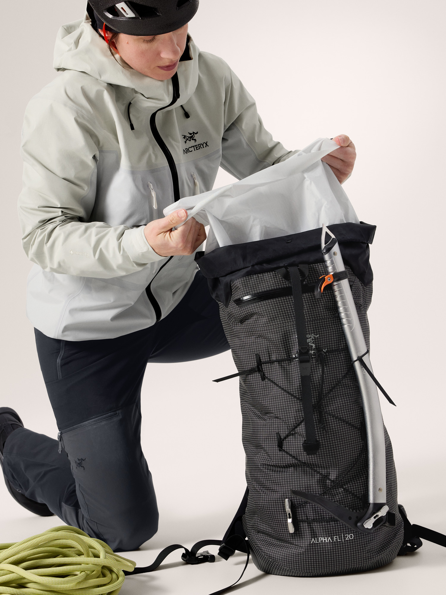 Product Image https://product.arcteryx.co.kr/images/products/686520/S26_X000010348_details_Alpha_FL_20_Backpack_Black_Hover.jpg