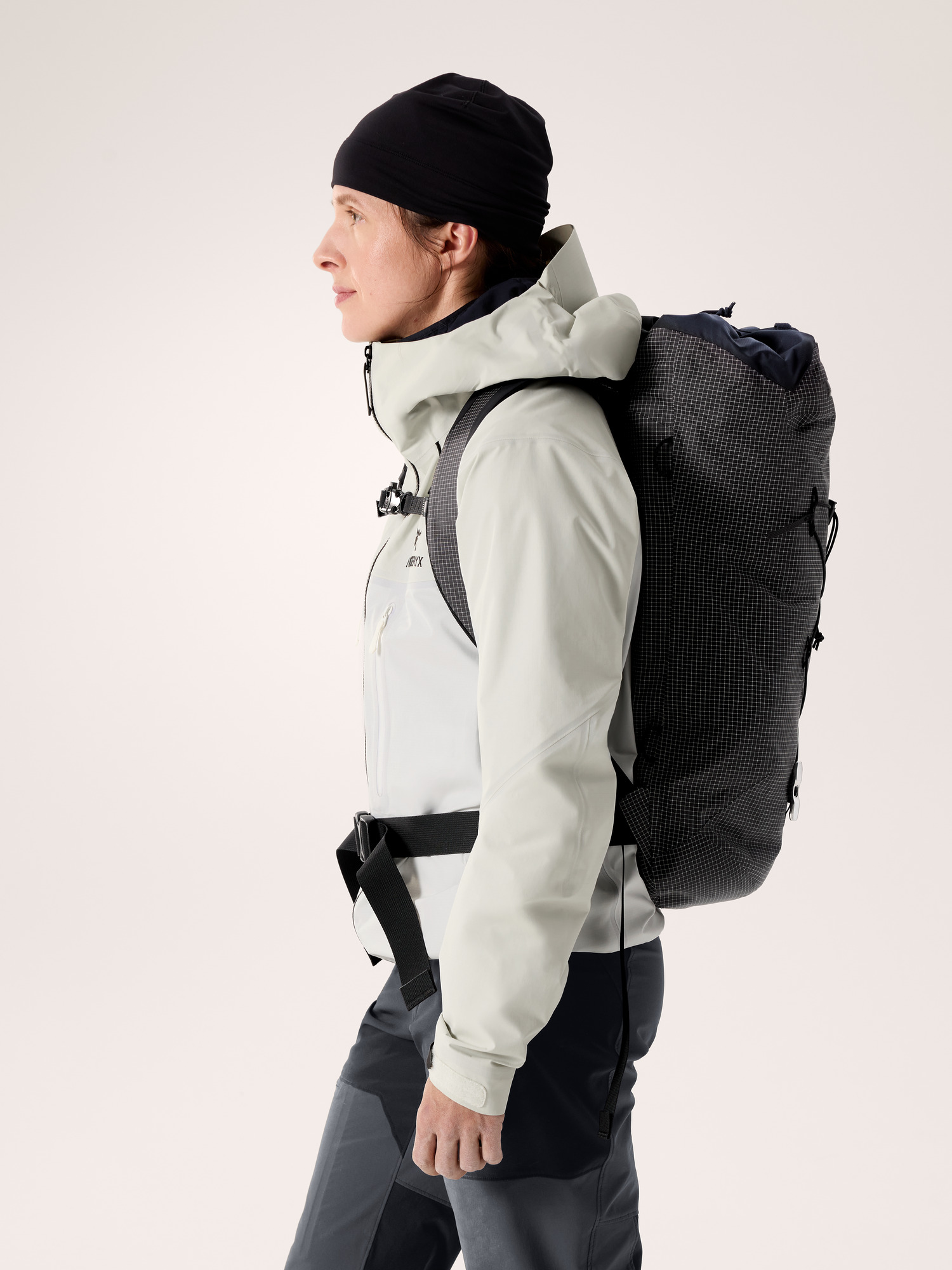 Product Image https://product.arcteryx.co.kr/images/products/686520/S26_X000010348_details_Alpha_FL_20_Backpack_Black_Side_View.jpg