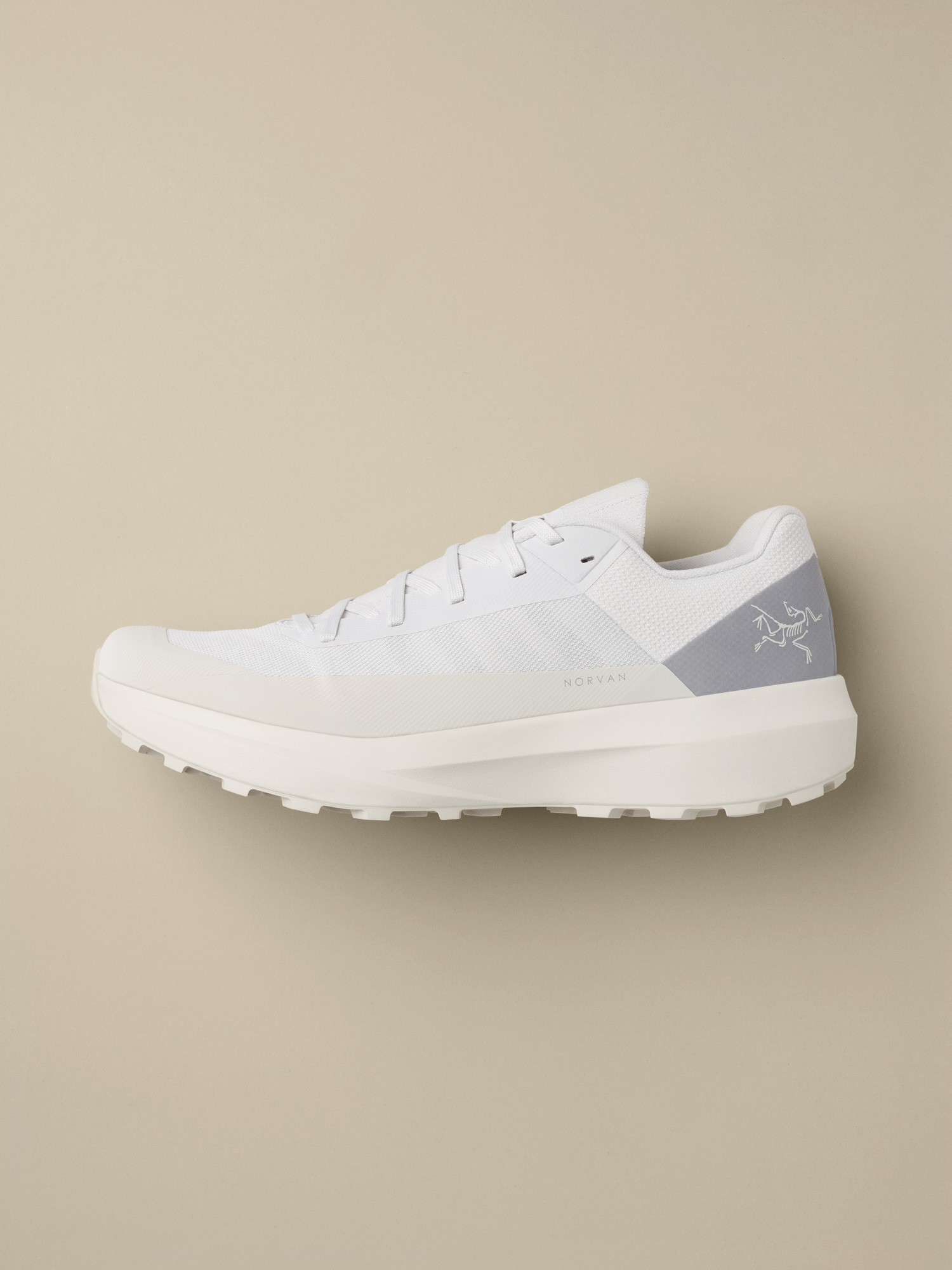 Product Image https://product.arcteryx.co.kr/images/products/686685/F26_X000010398_details_Norvan_LD_4_Shoe_Atmos_Solitude_Profile.jpg