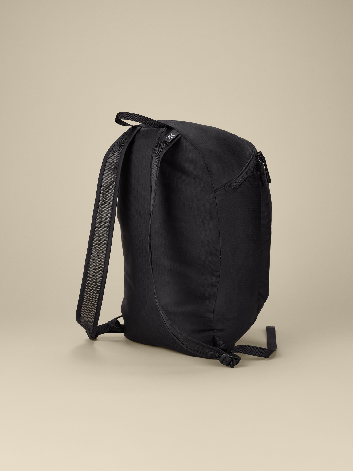 Product Image https://product.arcteryx.co.kr/images/products/686692/F26_X000010358_details_Heliad_15_Backpack_Black_Back.jpg