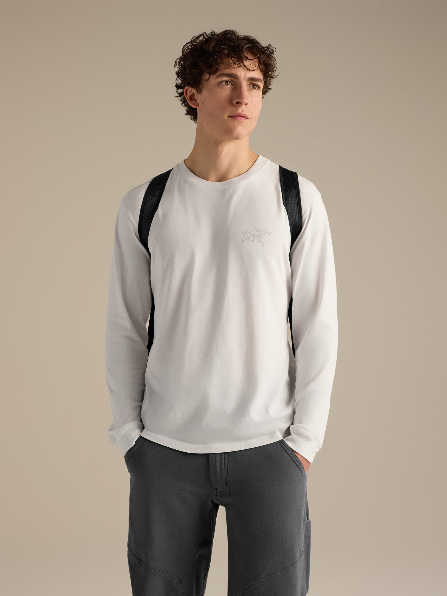 Product Image https://product.arcteryx.co.kr/images/products/686692/F26_X000010358_details_Heliad_15_Backpack_Black_Back_View.jpg
