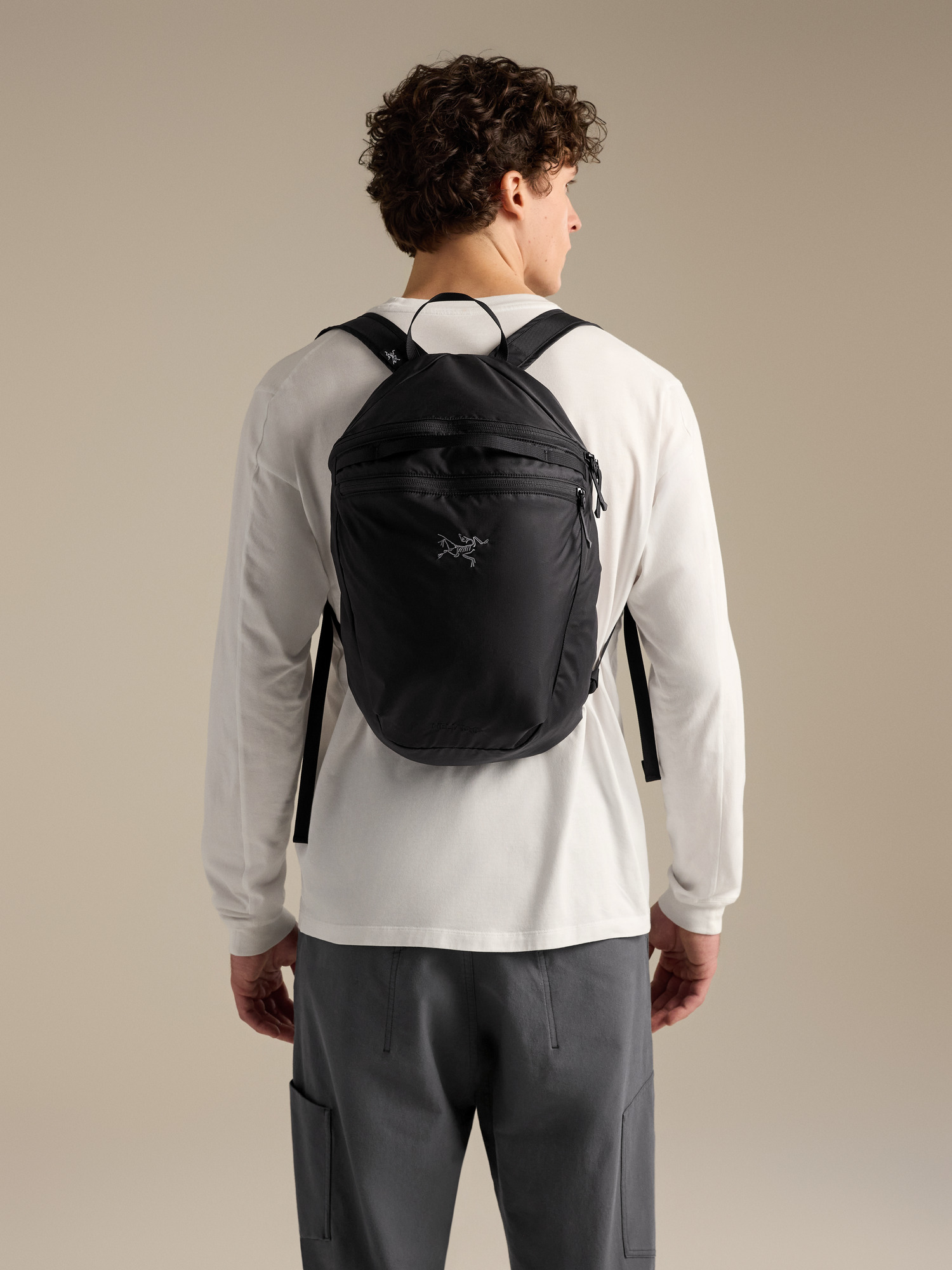Product Image https://product.arcteryx.co.kr/images/products/686692/F26_X000010358_details_Heliad_15_Backpack_Black_Front_View.jpg