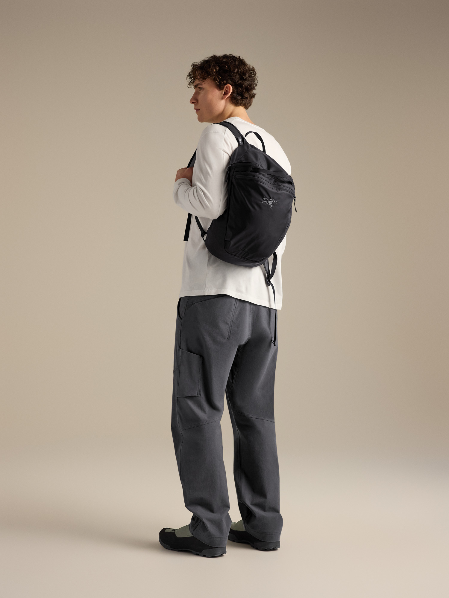 Product Image https://product.arcteryx.co.kr/images/products/686692/F26_X000010358_details_Heliad_15_Backpack_Black_Hover.jpg