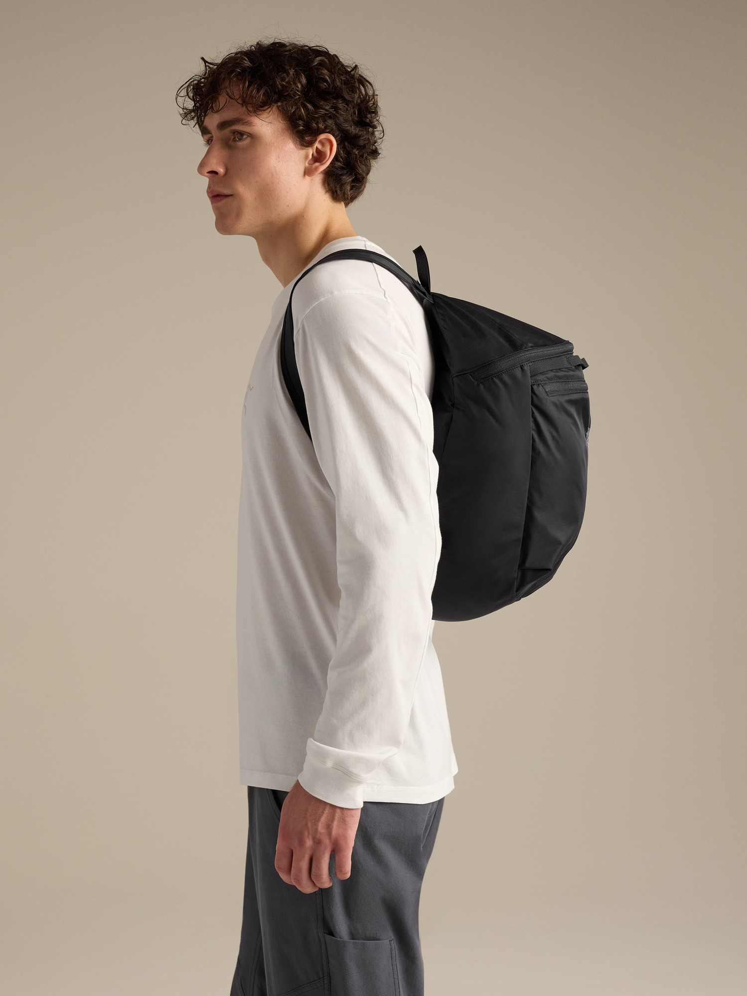 Product Image https://product.arcteryx.co.kr/images/products/686692/F26_X000010358_details_Heliad_15_Backpack_Black_Side_View.jpg