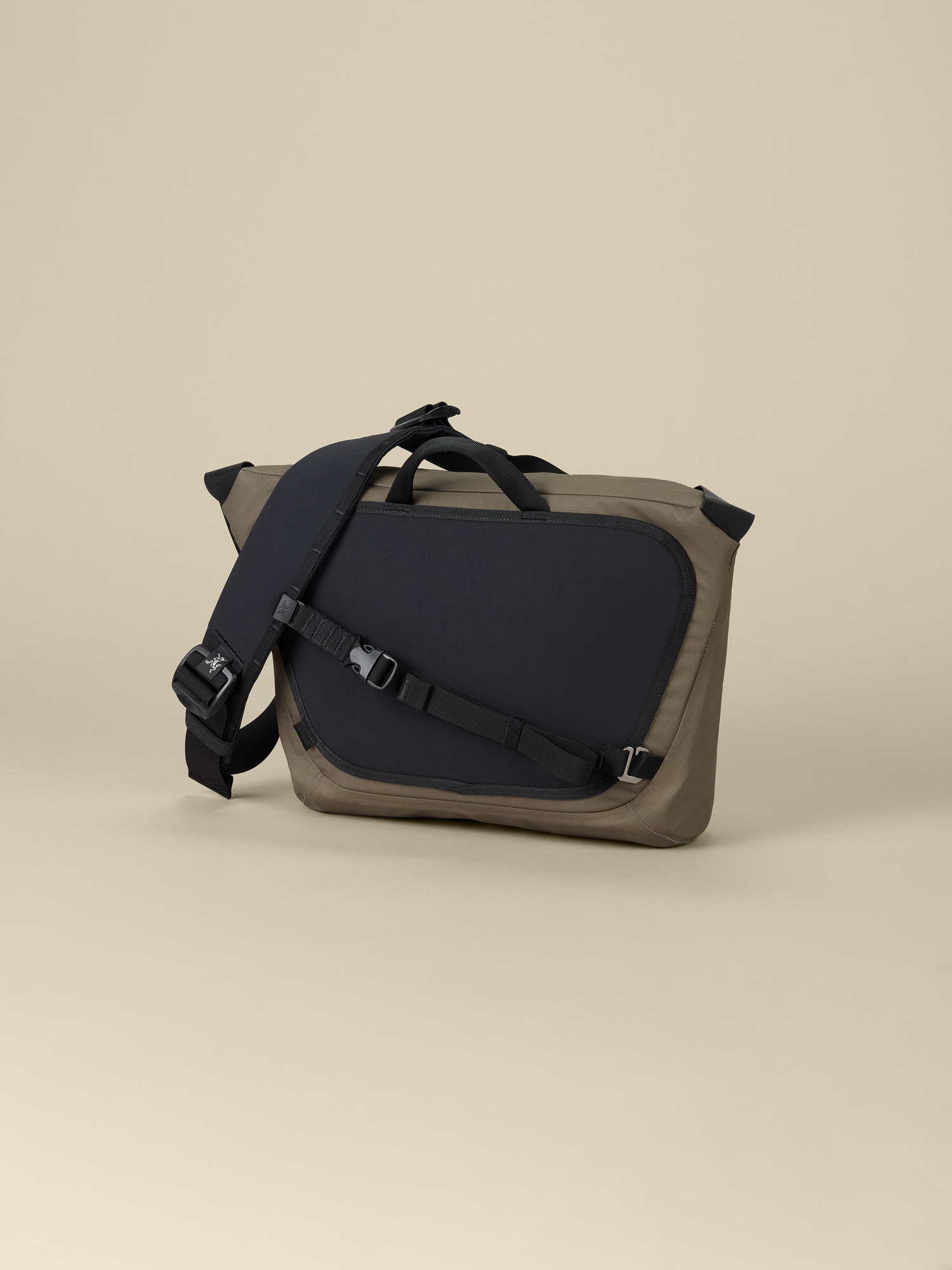 Product Image https://product.arcteryx.co.kr/images/products/686694/F26_X000010384_details_Granville_10_Courier_Bag_Mongoose_Back.jpg