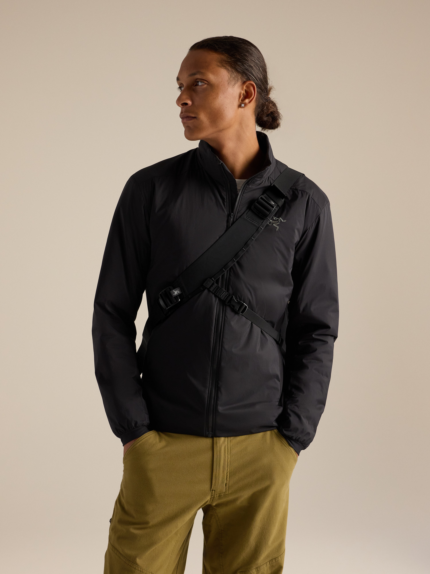 Product Image https://product.arcteryx.co.kr/images/products/686694/F26_X000010384_details_Granville_10_Courier_Bag_Mongoose_Back_View.jpg