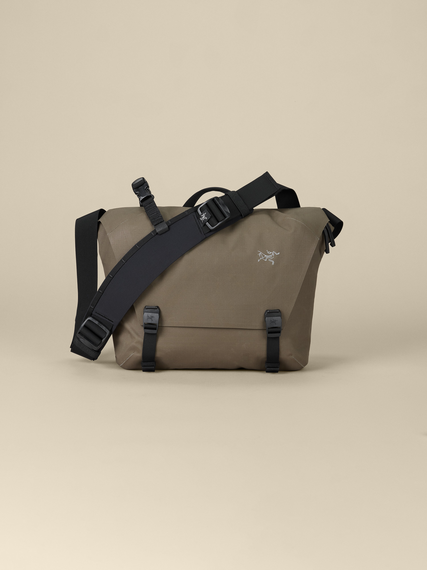 Product Image https://product.arcteryx.co.kr/images/products/686694/F26_X000010384_details_Granville_10_Courier_Bag_Mongoose_Front.jpg