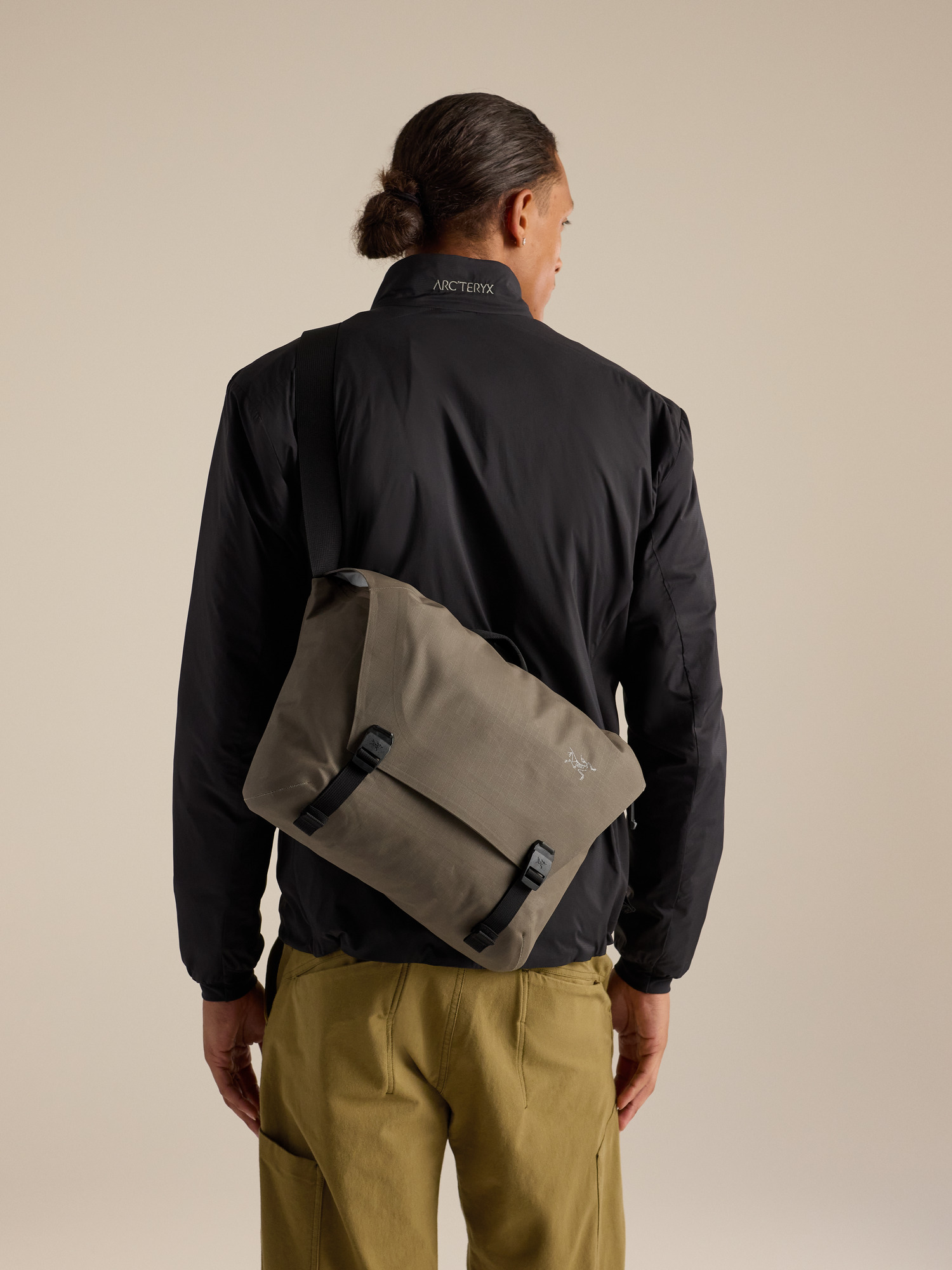 Product Image https://product.arcteryx.co.kr/images/products/686694/F26_X000010384_details_Granville_10_Courier_Bag_Mongoose_Front_View.jpg
