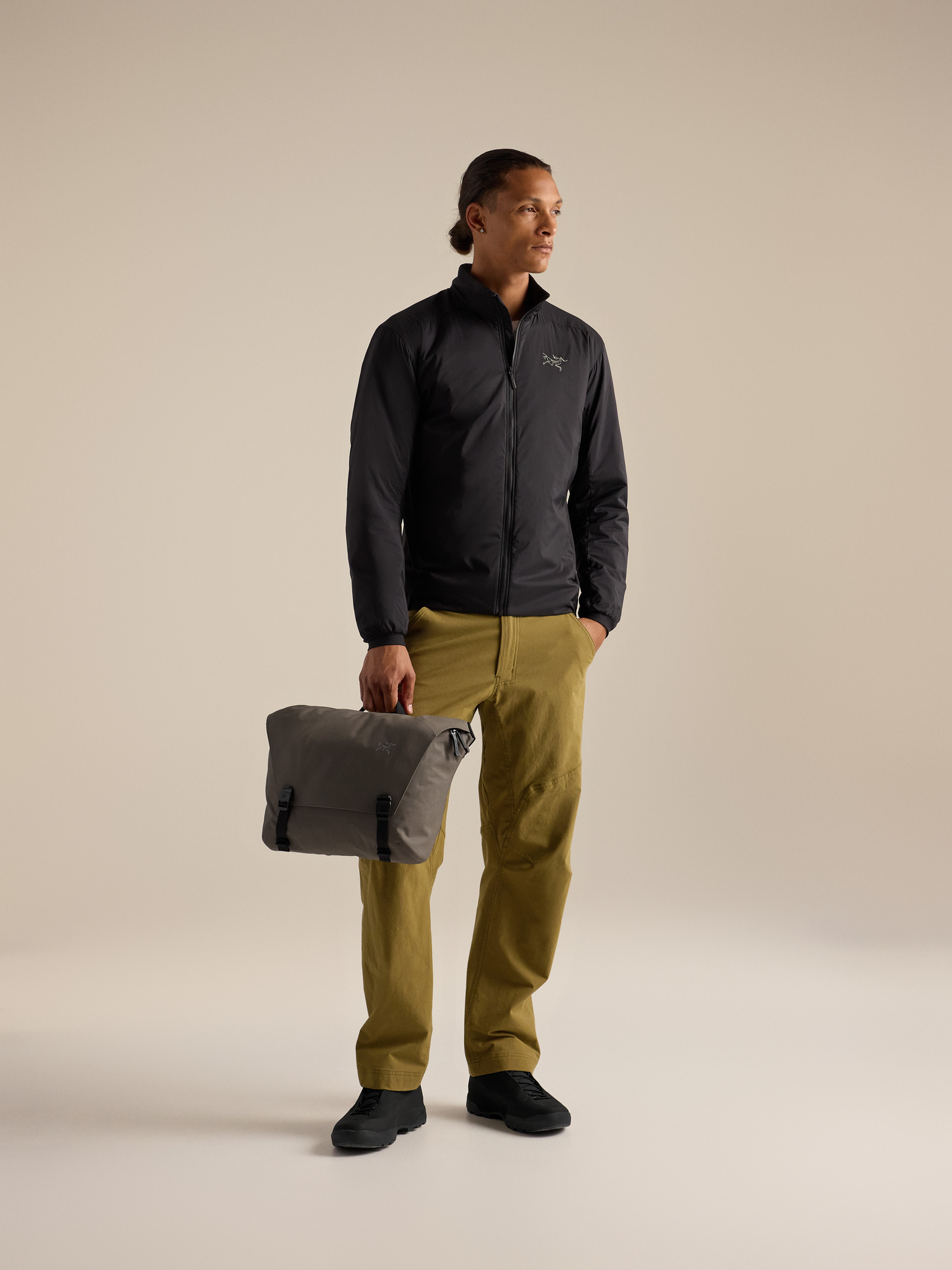 Product Image https://product.arcteryx.co.kr/images/products/686694/F26_X000010384_details_Granville_10_Courier_Bag_Mongoose_Hover.jpg