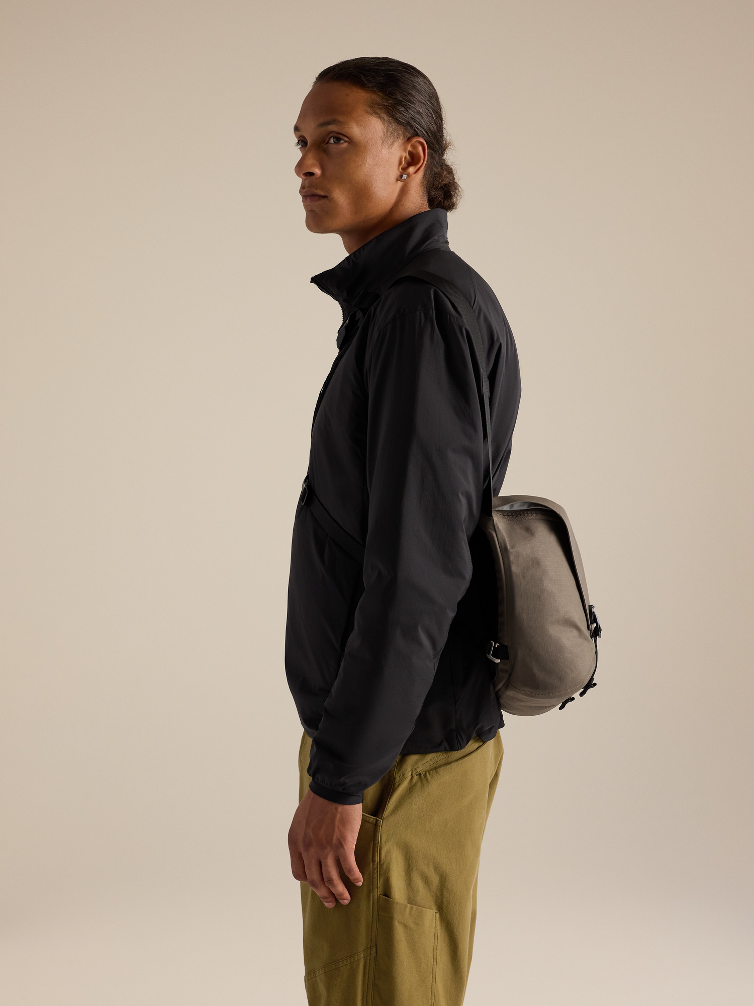 Product Image https://product.arcteryx.co.kr/images/products/686694/F26_X000010384_details_Granville_10_Courier_Bag_Mongoose_Side_View.jpg