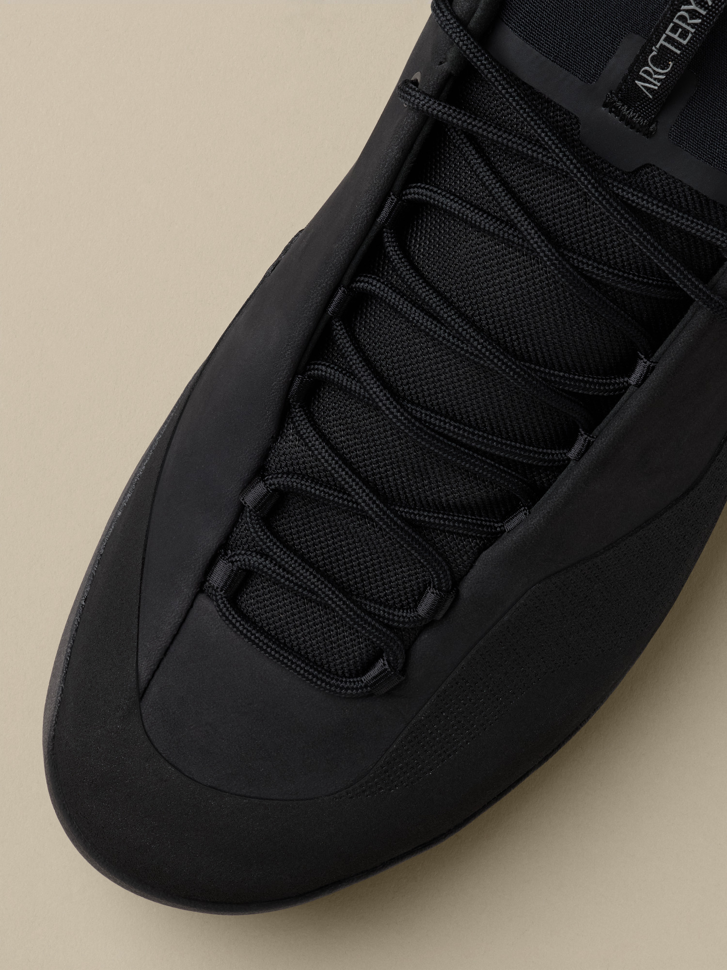 Product Image https://product.arcteryx.co.kr/images/products/686727/F26_X000009834_details_Konseal_Shoe_Black_Black_Hover.jpg