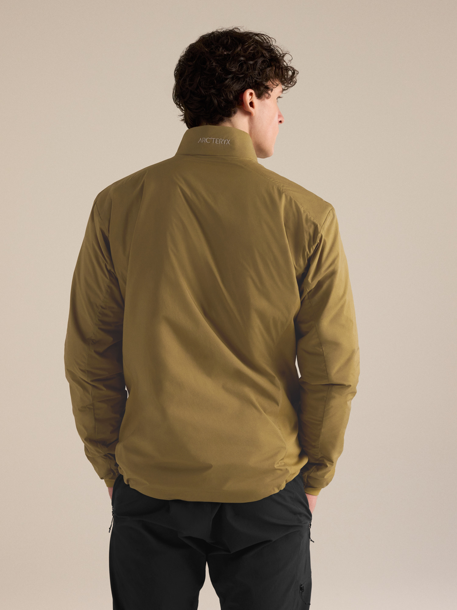 Product Image https://product.arcteryx.co.kr/images/products/686749/F26_X000009561_details_Atom_Jacket_Bracken_Back_View.jpg