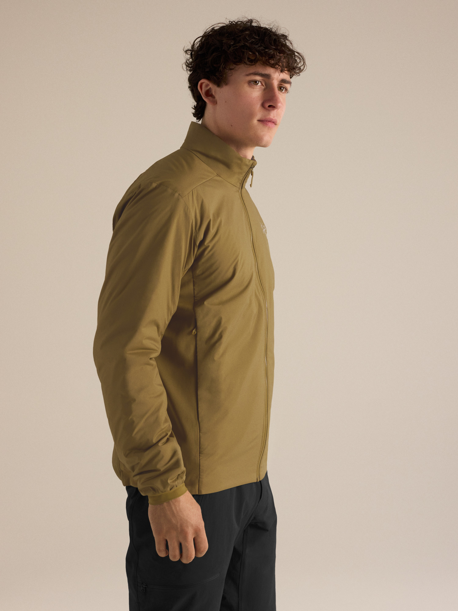 Product Image https://product.arcteryx.co.kr/images/products/686749/F26_X000009561_details_Atom_Jacket_Bracken_Side_View.jpg
