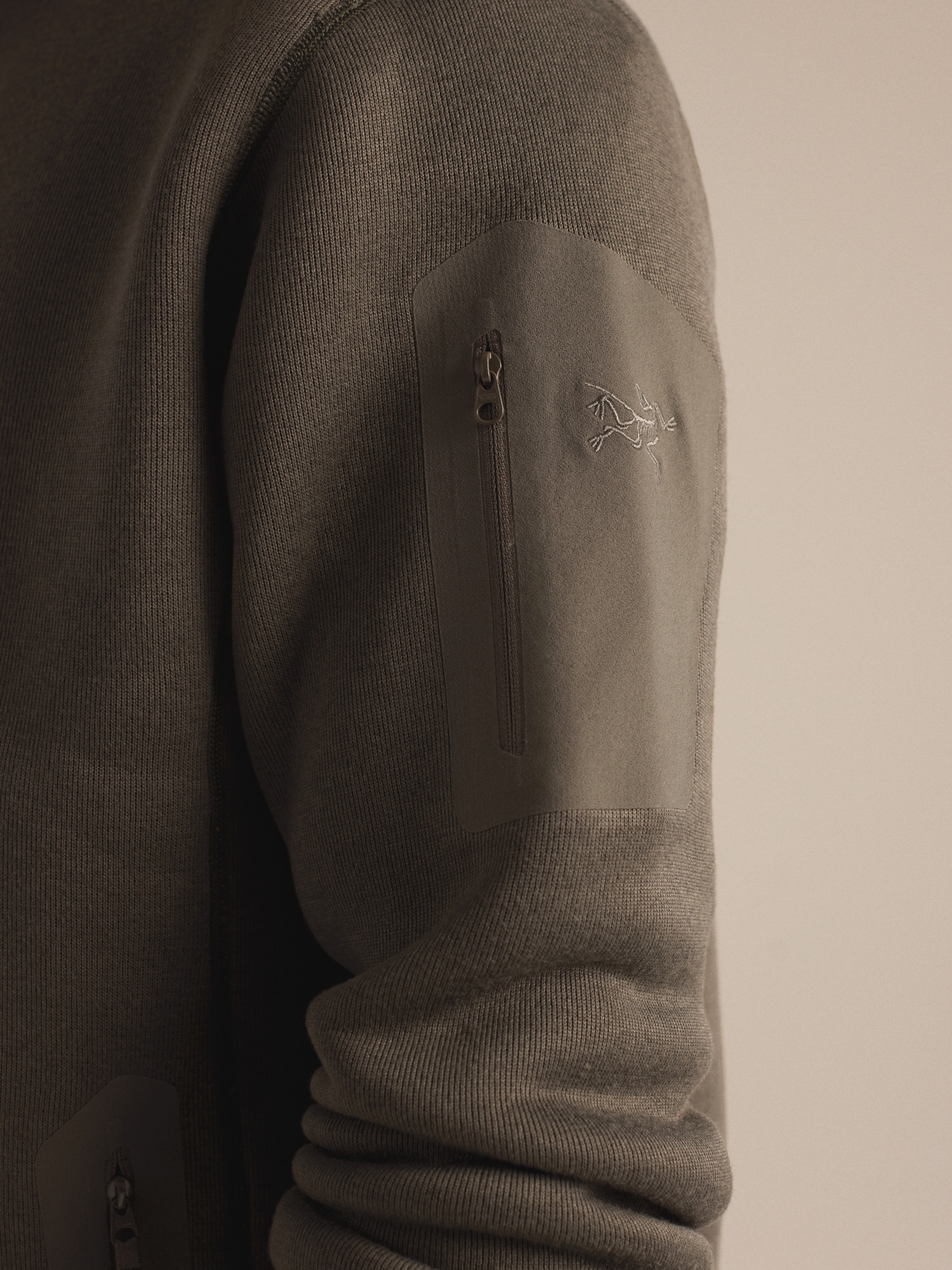 Product Image https://product.arcteryx.co.kr/images/products/686772/F26_X000010727_details_Covert_Cardigan_Mongoose_Heather_Fabric_Detail.jpg