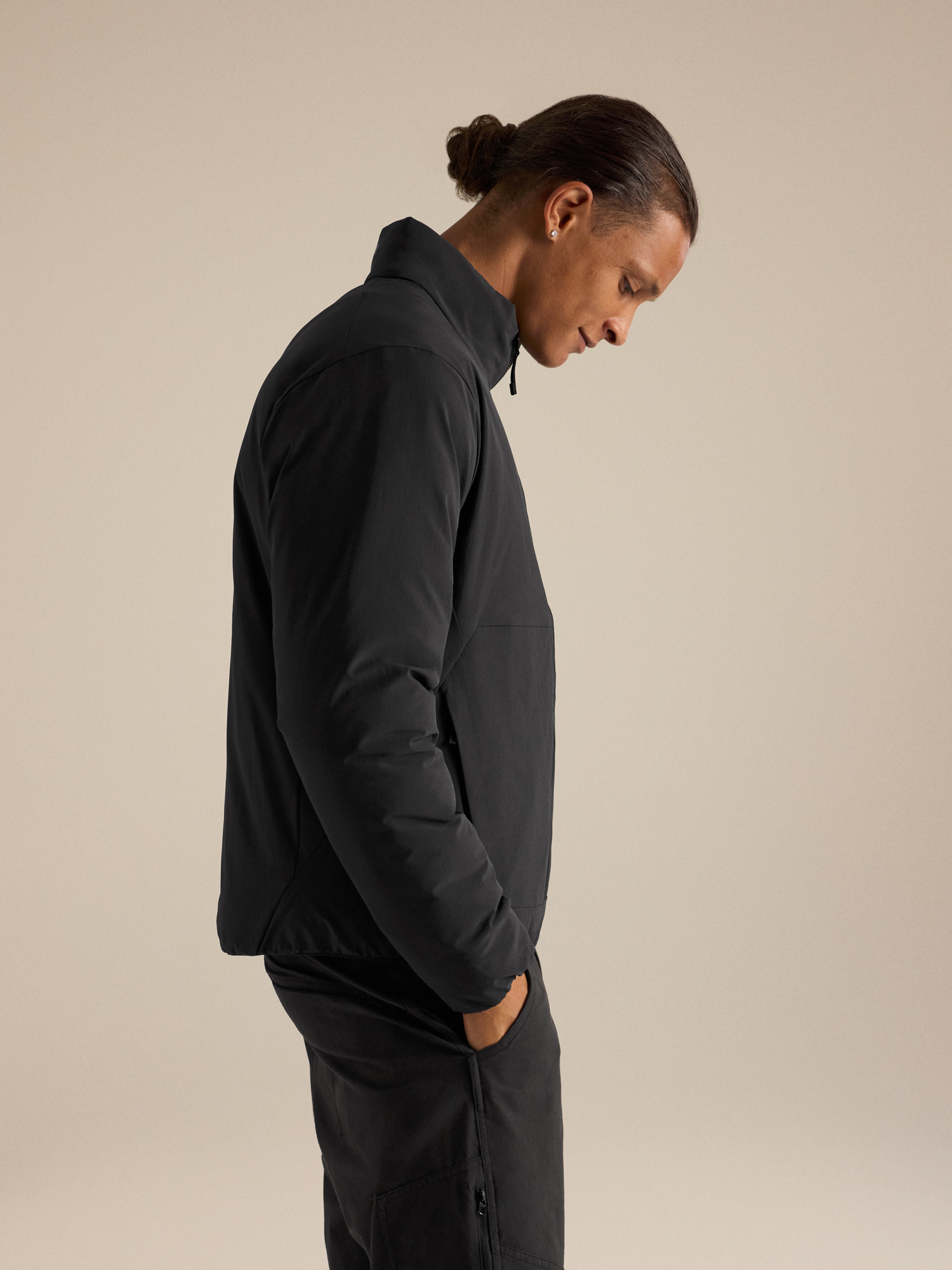 Product Image https://product.arcteryx.co.kr/images/products/686774/F26_X000010734_details_Kylan_Down_Jacket_Black_Side_View.jpg