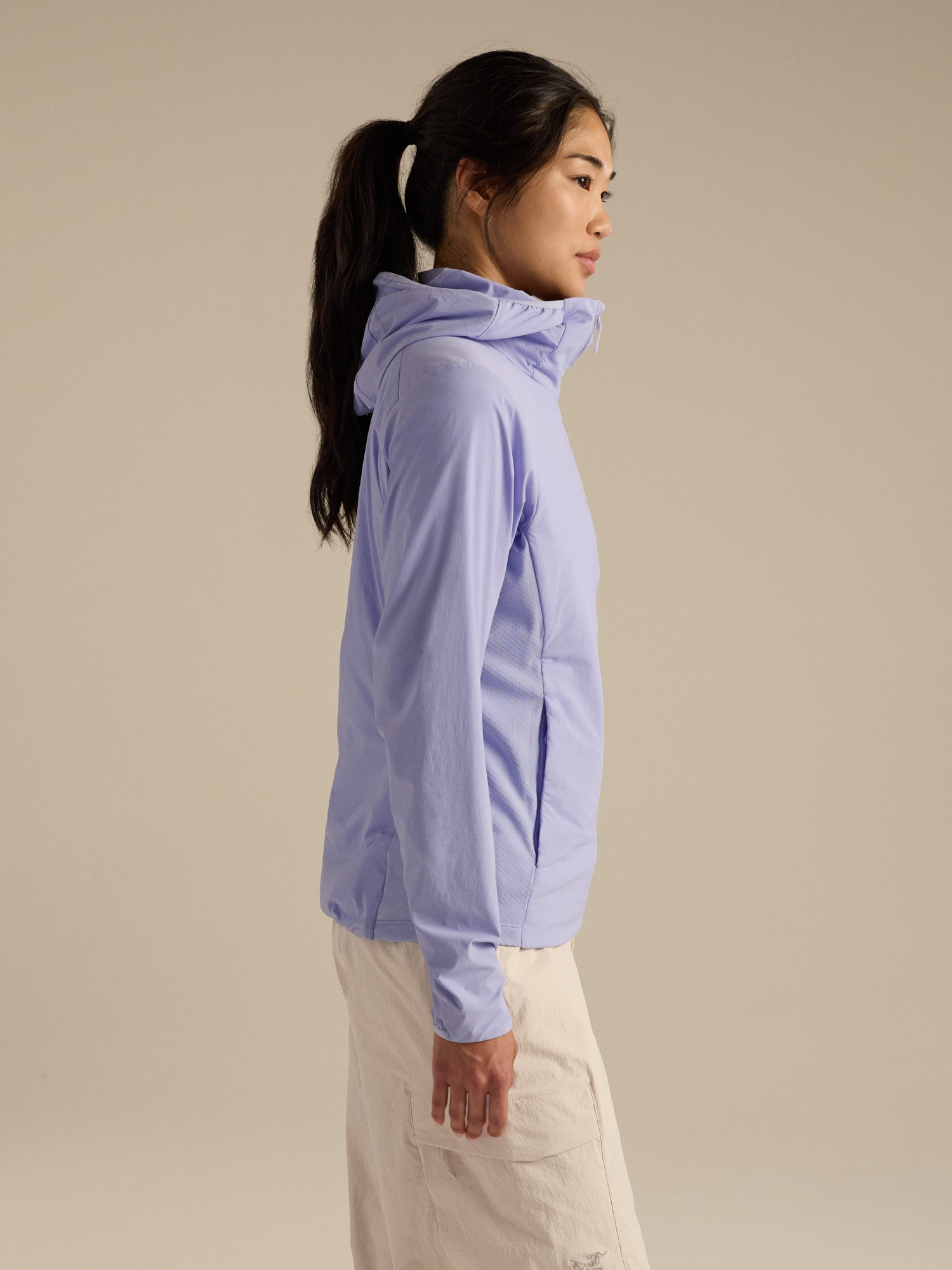 Product Image https://product.arcteryx.co.kr/images/products/686794/F26_X000009511_details_Atom_SL_Hoody_Kasumi_Women_s_Side_View.jpg