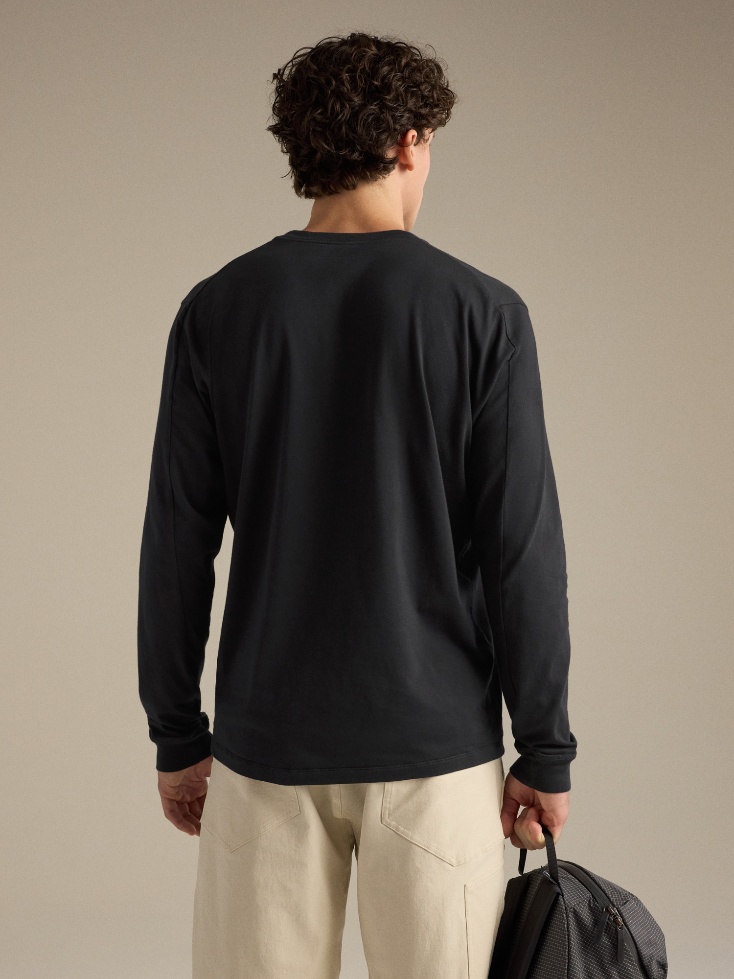 Product Image https://product.arcteryx.co.kr/images/products/686868/F26_X000009536_details_Kragg_SL_Cotton_Shirt_LS_Black_Back_View.jpg