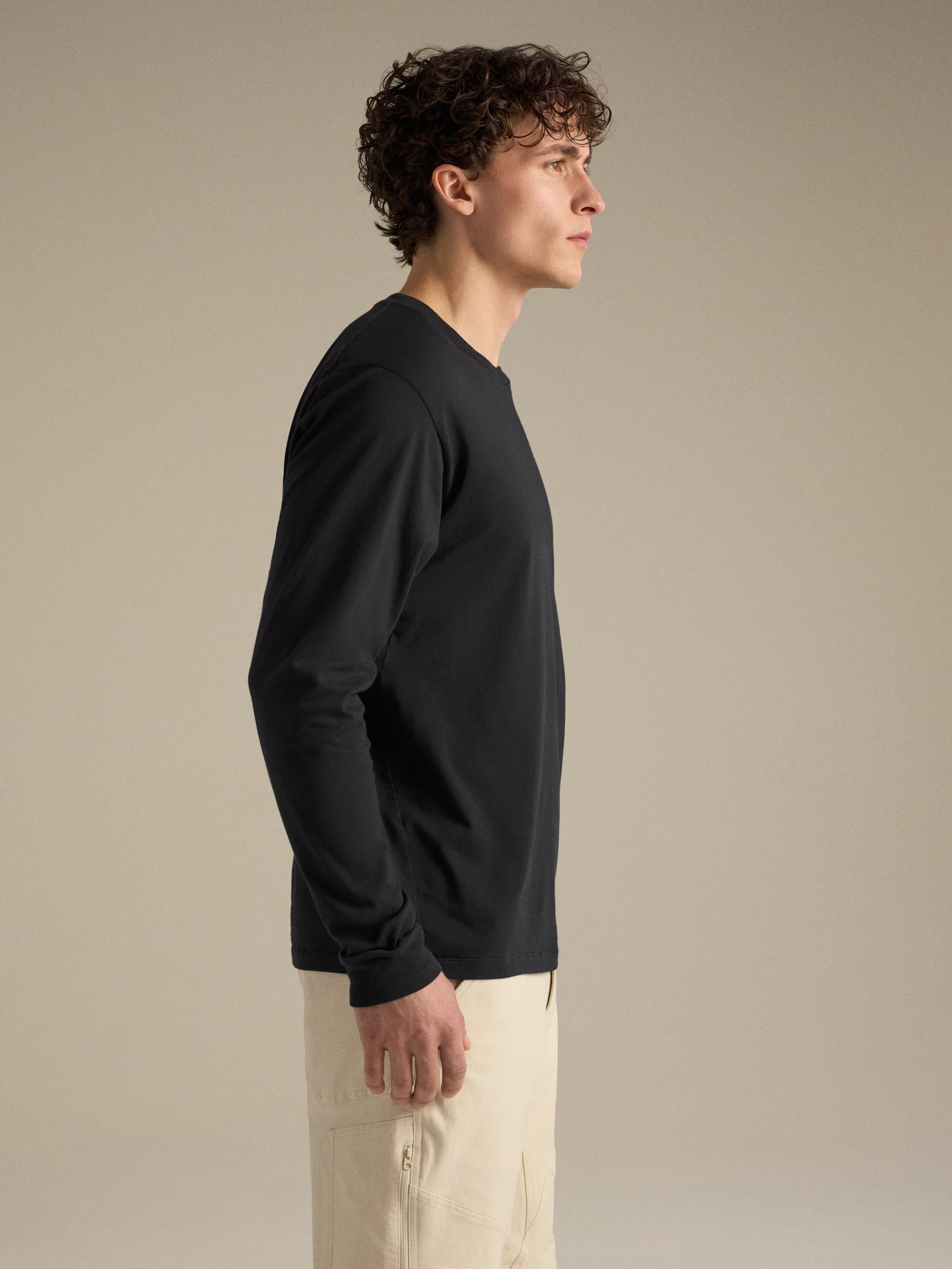 Product Image https://product.arcteryx.co.kr/images/products/686868/F26_X000009536_details_Kragg_SL_Cotton_Shirt_LS_Black_Side_View.jpg