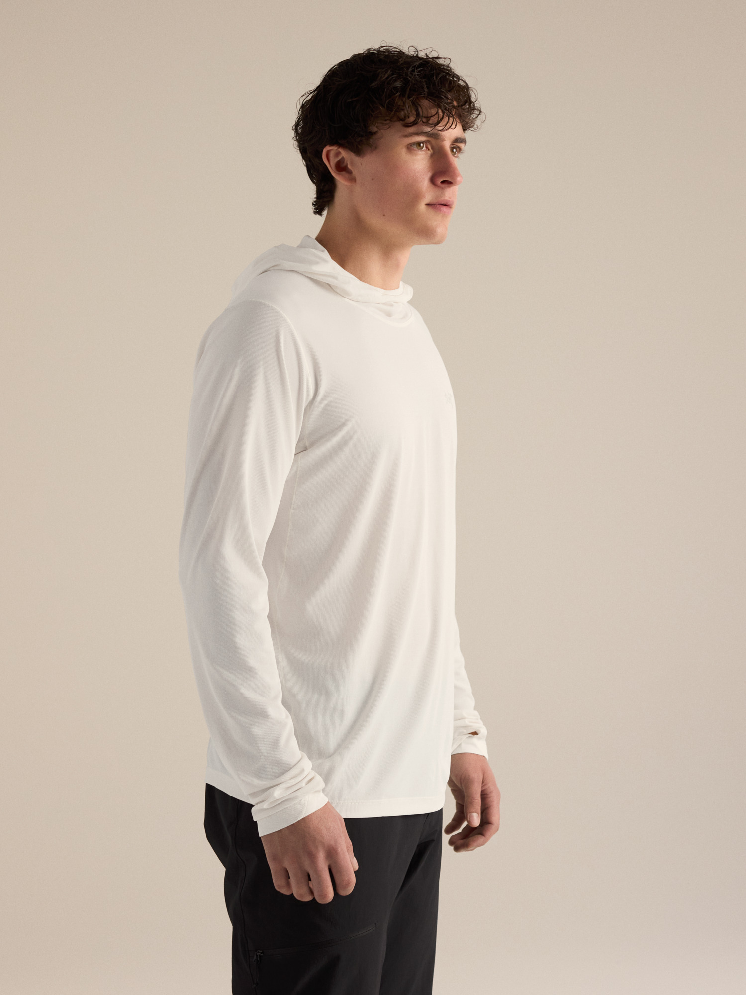 Product Image https://product.arcteryx.co.kr/images/products/686875/F26_X000010294_details_Cormac_Hoody_Arctic_Silk_Side_View.jpg