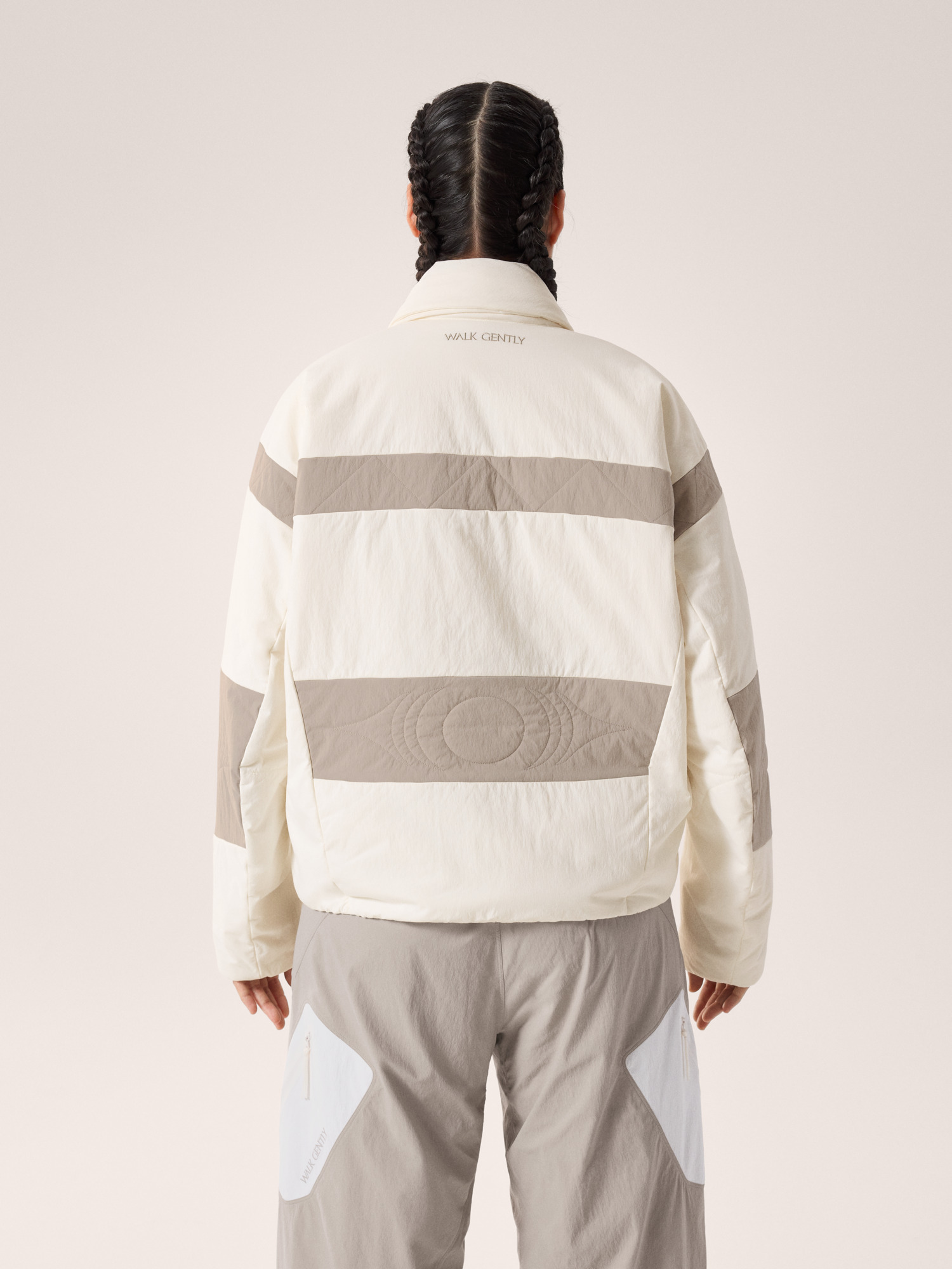 Product Image https://product.arcteryx.co.kr/images/products/686905/F26_X000010627_details_Mutton_Insulated_Jacket_Walk_Gently_Arctic_Silk_Rune_Back_View.jpg