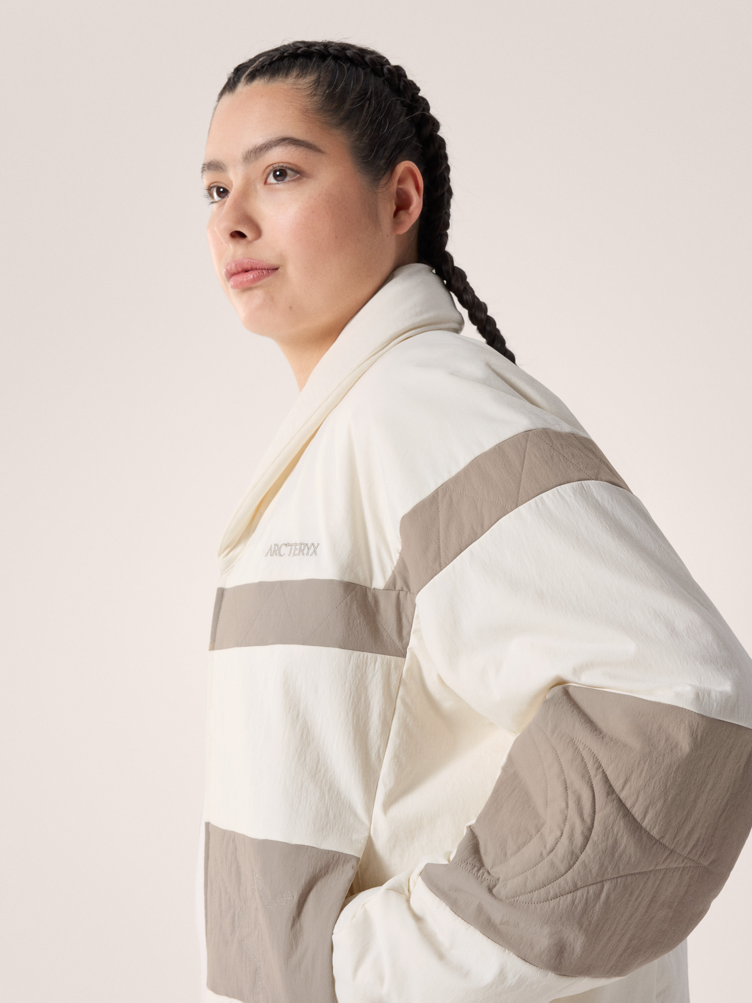 Product Image https://product.arcteryx.co.kr/images/products/686905/F26_X000010627_details_Mutton_Insulated_Jacket_Walk_Gently_Arctic_Silk_Rune_Hover.jpg