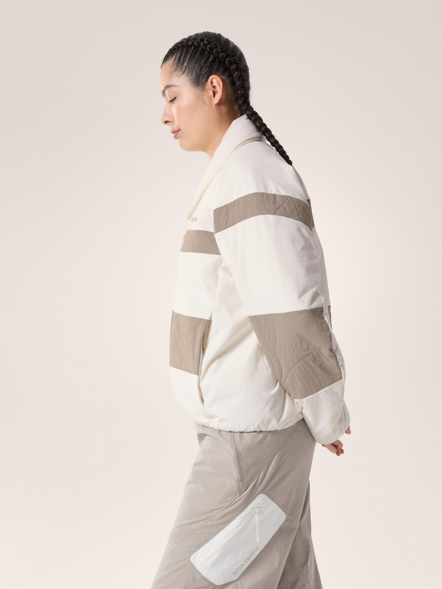 Product Image https://product.arcteryx.co.kr/images/products/686905/F26_X000010627_details_Mutton_Insulated_Jacket_Walk_Gently_Arctic_Silk_Rune_Side_View.jpg