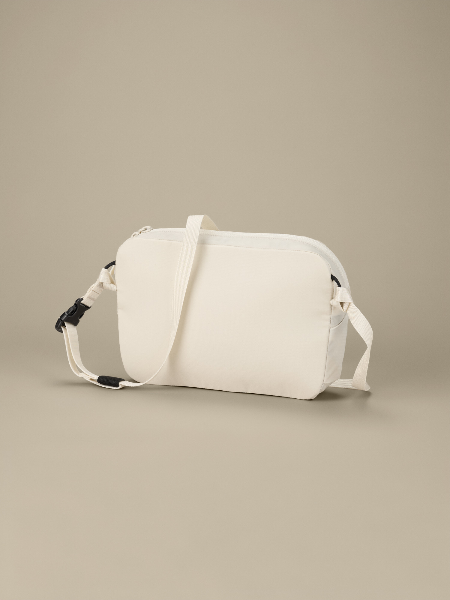 Product Image https://product.arcteryx.co.kr/images/products/686932/F26_X000010359_details_Heliad_Crossbody_Bag_Sea_Salt_Back.jpg