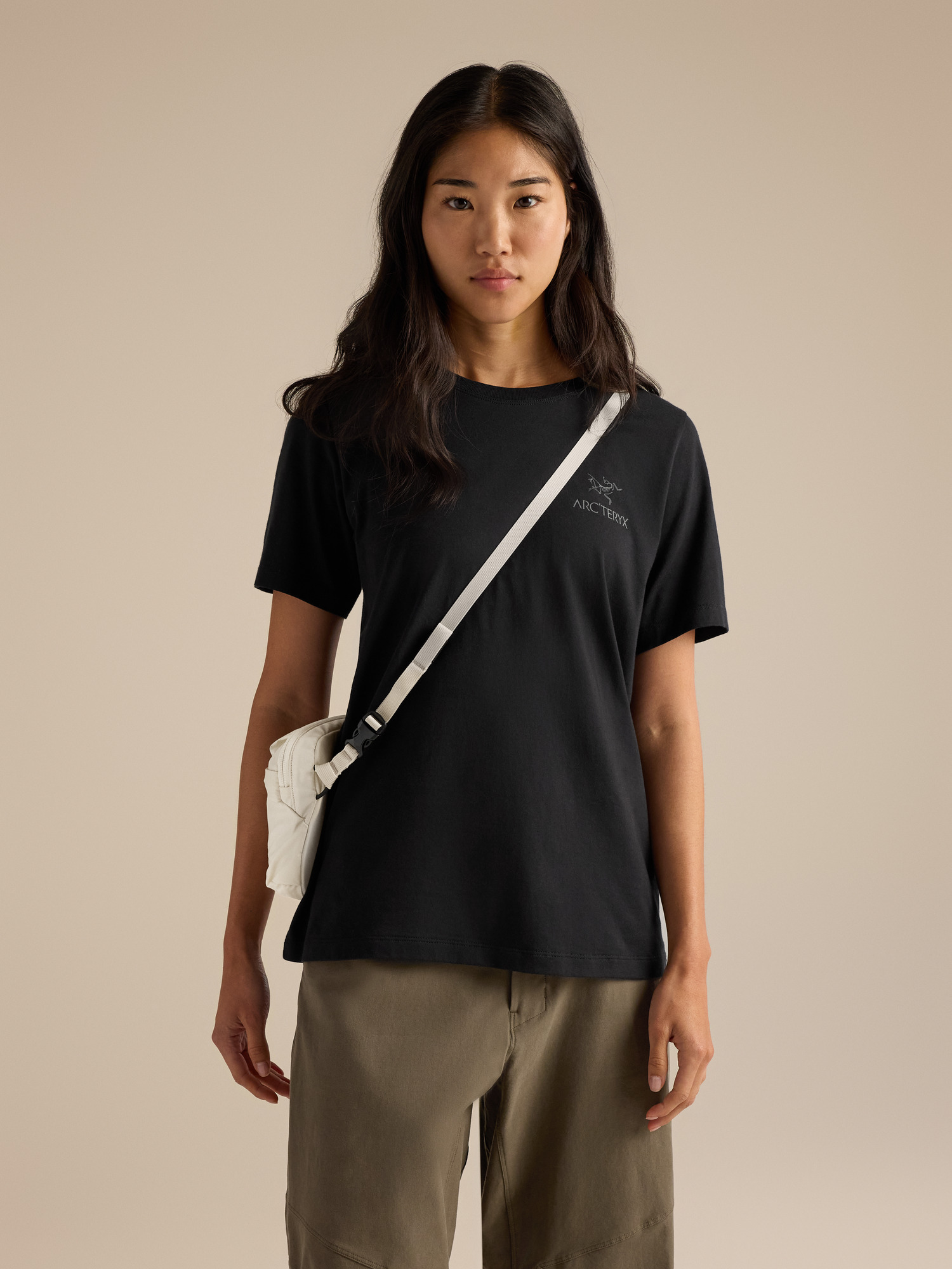 Product Image https://product.arcteryx.co.kr/images/products/686932/F26_X000010359_details_Heliad_Crossbody_Bag_Sea_Salt_Back_View.jpg