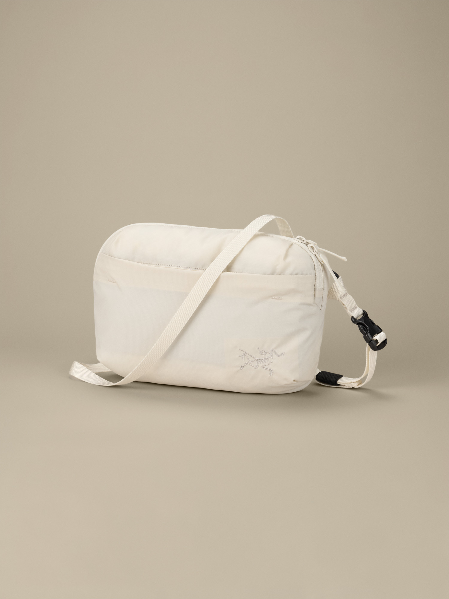 Product Image https://product.arcteryx.co.kr/images/products/686932/F26_X000010359_details_Heliad_Crossbody_Bag_Sea_Salt_Front.jpg