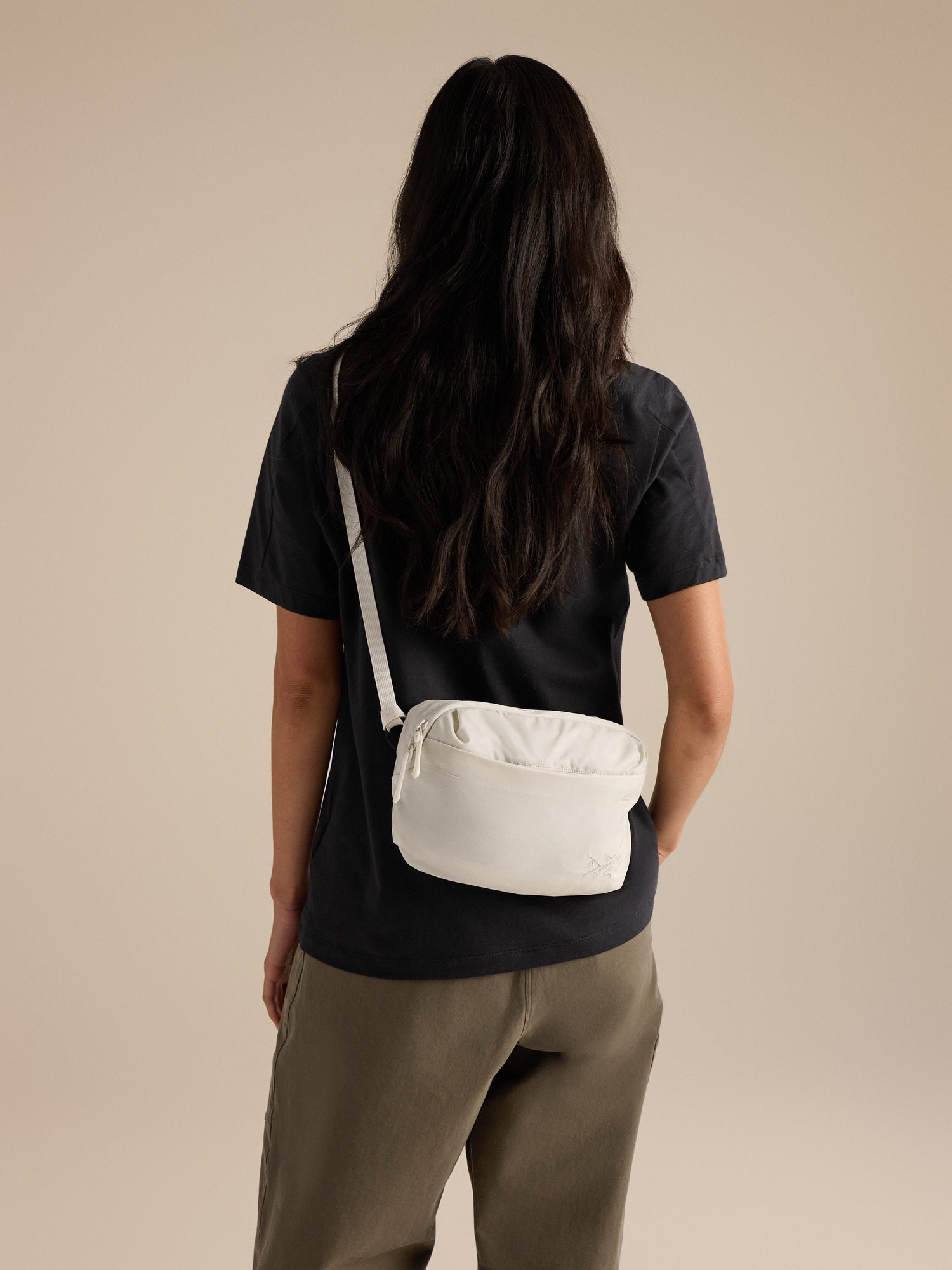 Product Image https://product.arcteryx.co.kr/images/products/686932/F26_X000010359_details_Heliad_Crossbody_Bag_Sea_Salt_Front_View.jpg