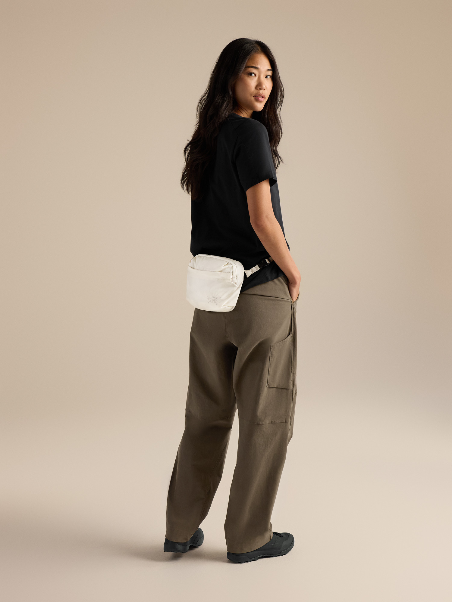 Product Image https://product.arcteryx.co.kr/images/products/686932/F26_X000010359_details_Heliad_Crossbody_Bag_Sea_Salt_Hover.jpg