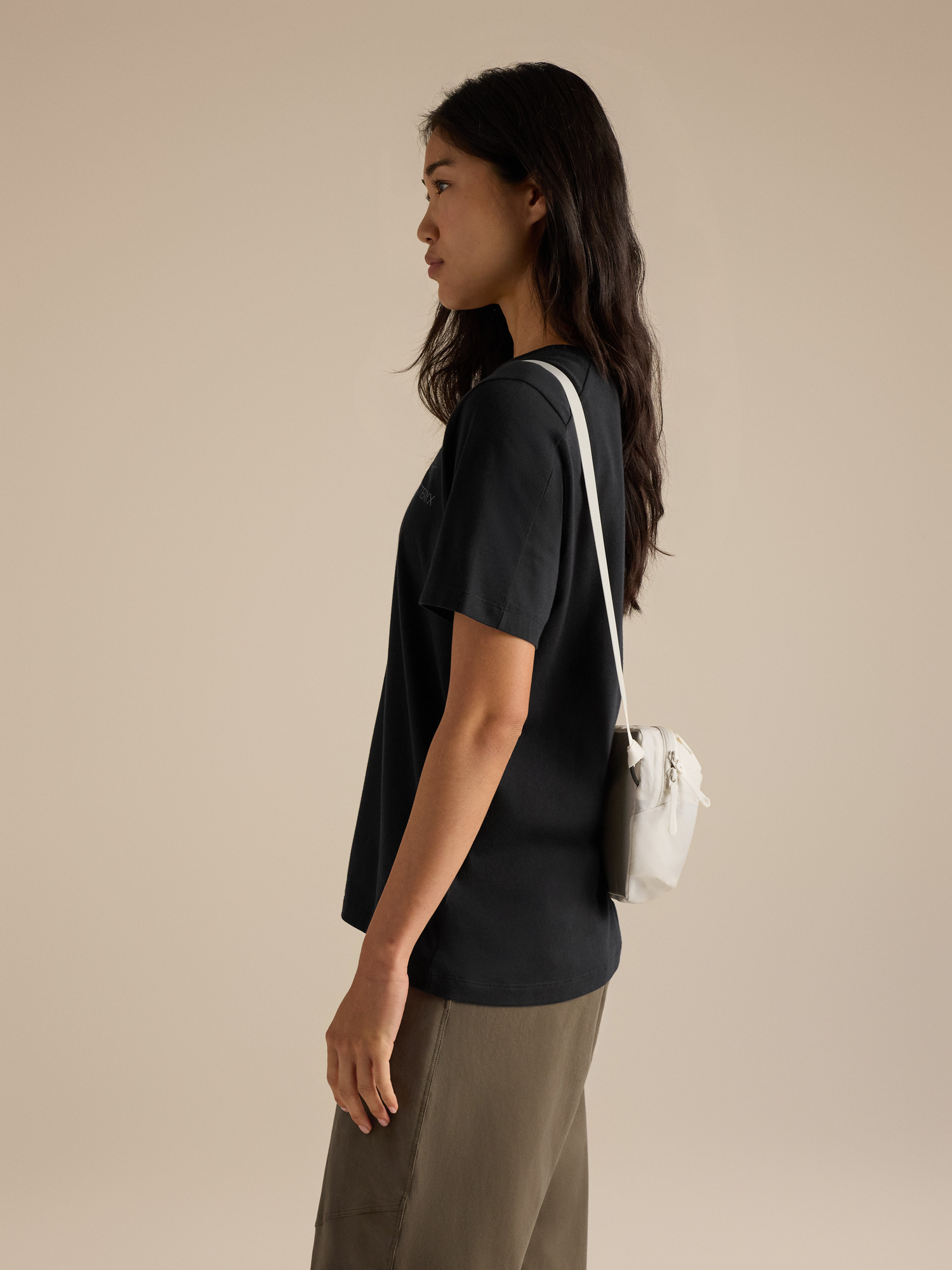 Product Image https://product.arcteryx.co.kr/images/products/686932/F26_X000010359_details_Heliad_Crossbody_Bag_Sea_Salt_Side_View.jpg