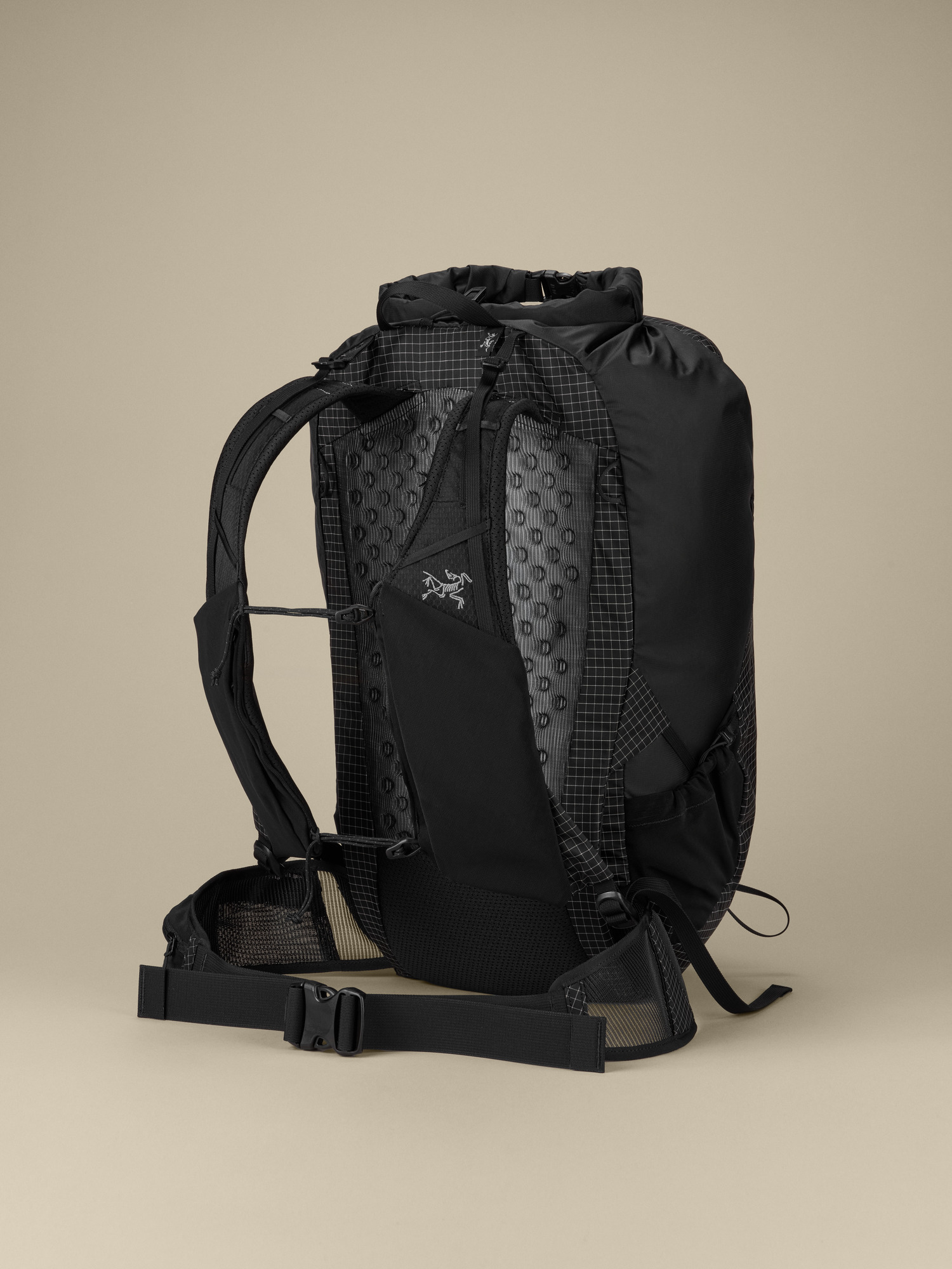 Product Image https://product.arcteryx.co.kr/images/products/686933/F26_X000010705_details_Aerios_35_Backpack_Black_Back.jpg