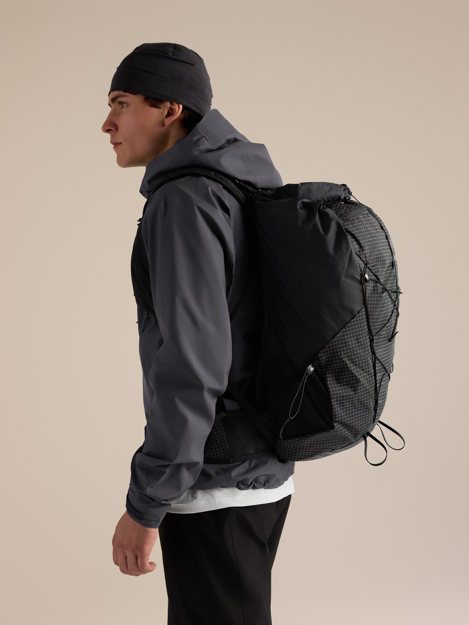 Product Image https://product.arcteryx.co.kr/images/products/686933/F26_X000010705_details_Aerios_35_Backpack_Black_Side_View.jpg