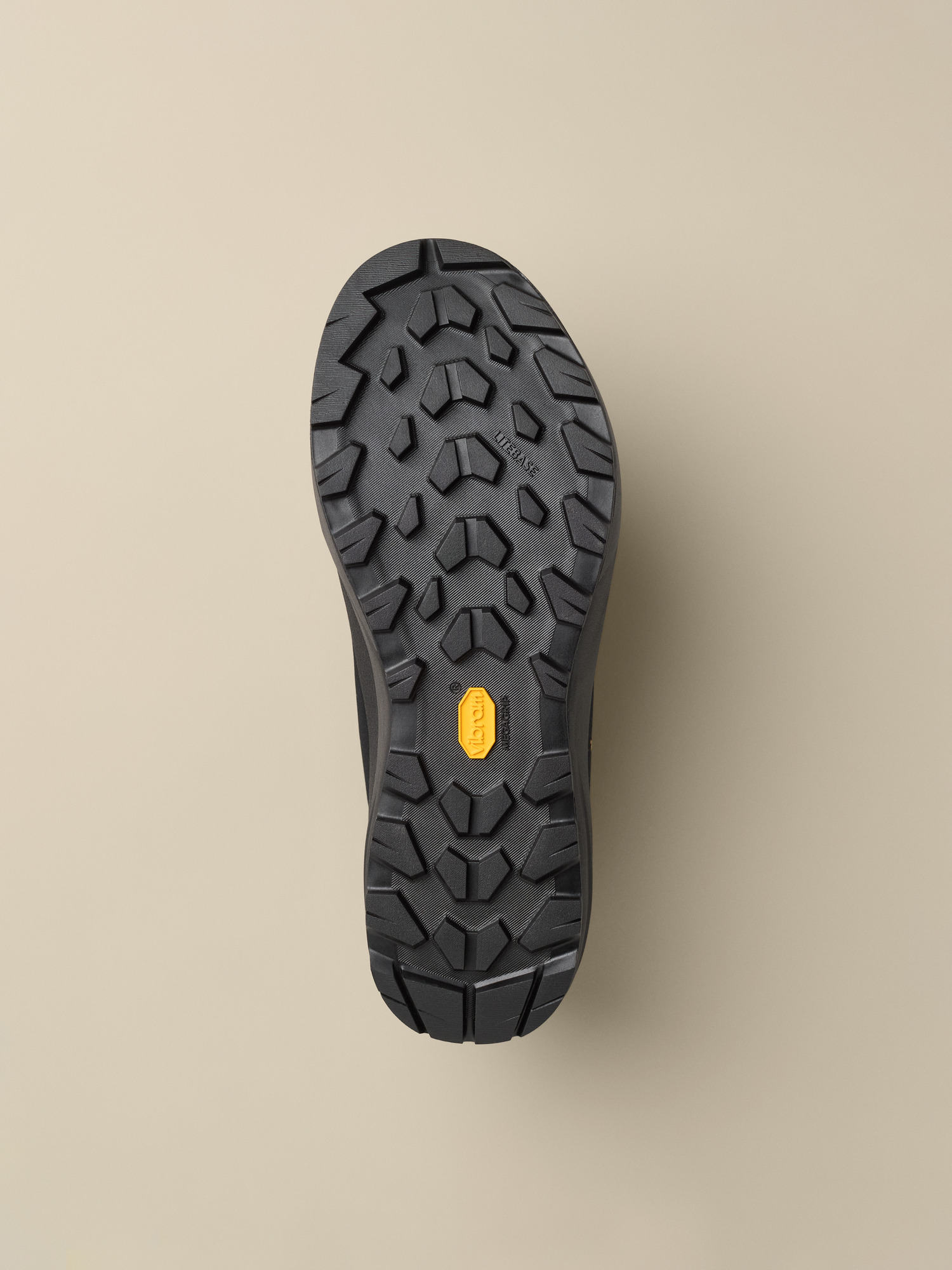 Product Image https://product.arcteryx.co.kr/images/products/686948/F26_X000010831_details_Kopec_2_Low_GTX_Shoe_Black_Black_Sole.jpg