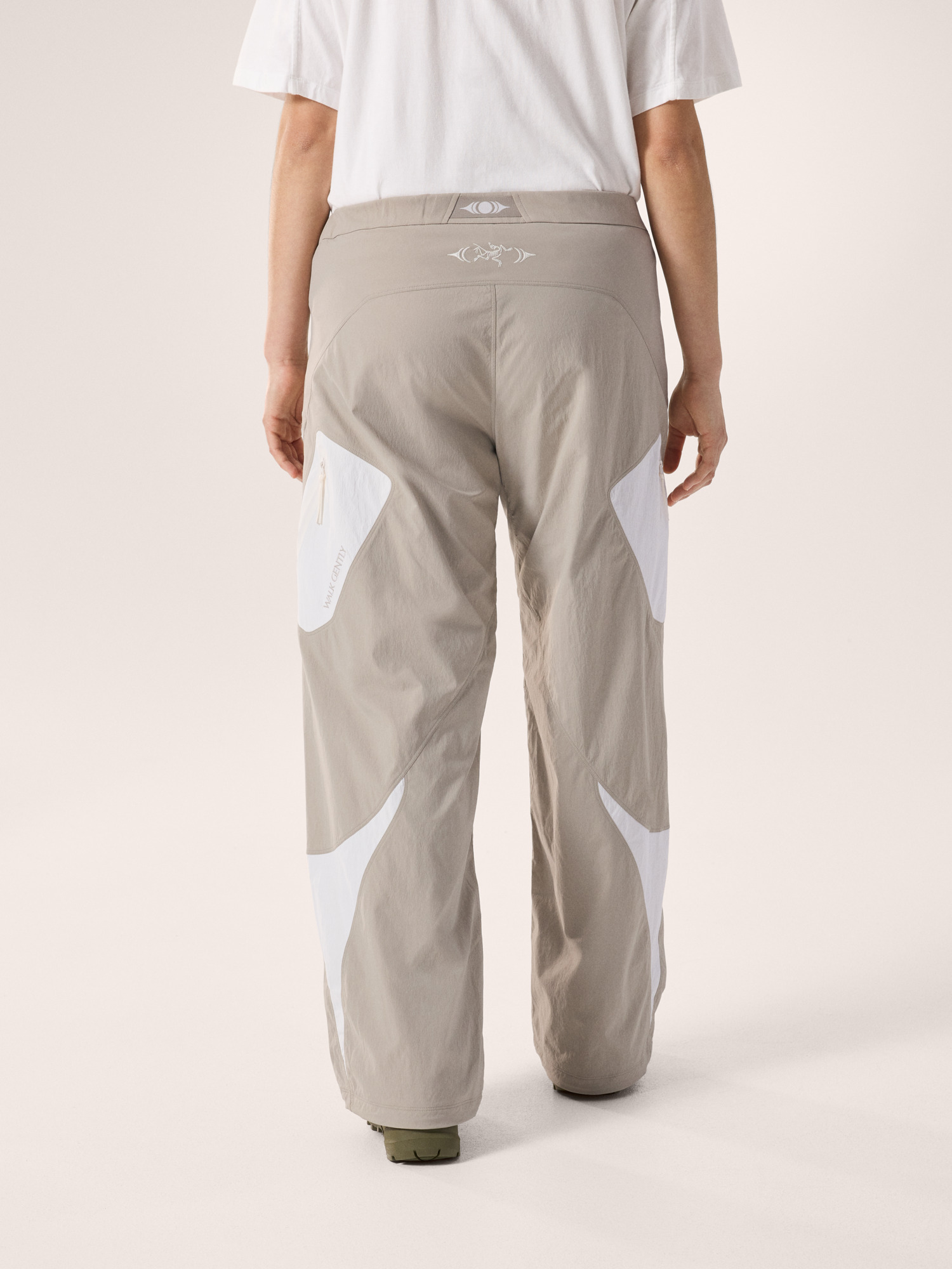 Product Image https://product.arcteryx.co.kr/images/products/686980/F26_X000010764_details_Adze_Pant_Walk_Gently_Rune_Arctic_Silk_Back_View.jpg