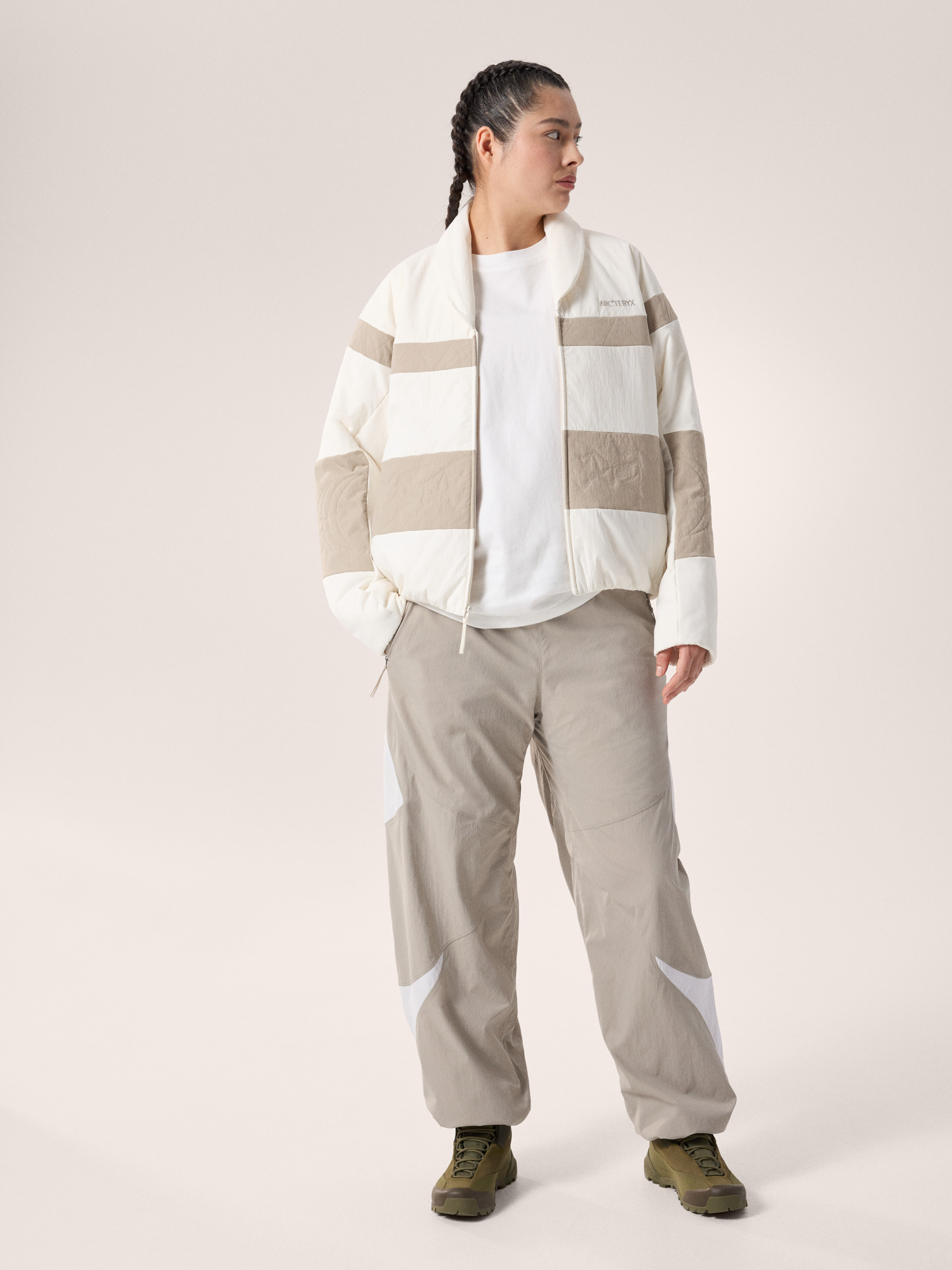 Product Image https://product.arcteryx.co.kr/images/products/686980/F26_X000010764_details_Adze_Pant_Walk_Gently_Rune_Arctic_Silk_Full_Body.jpg