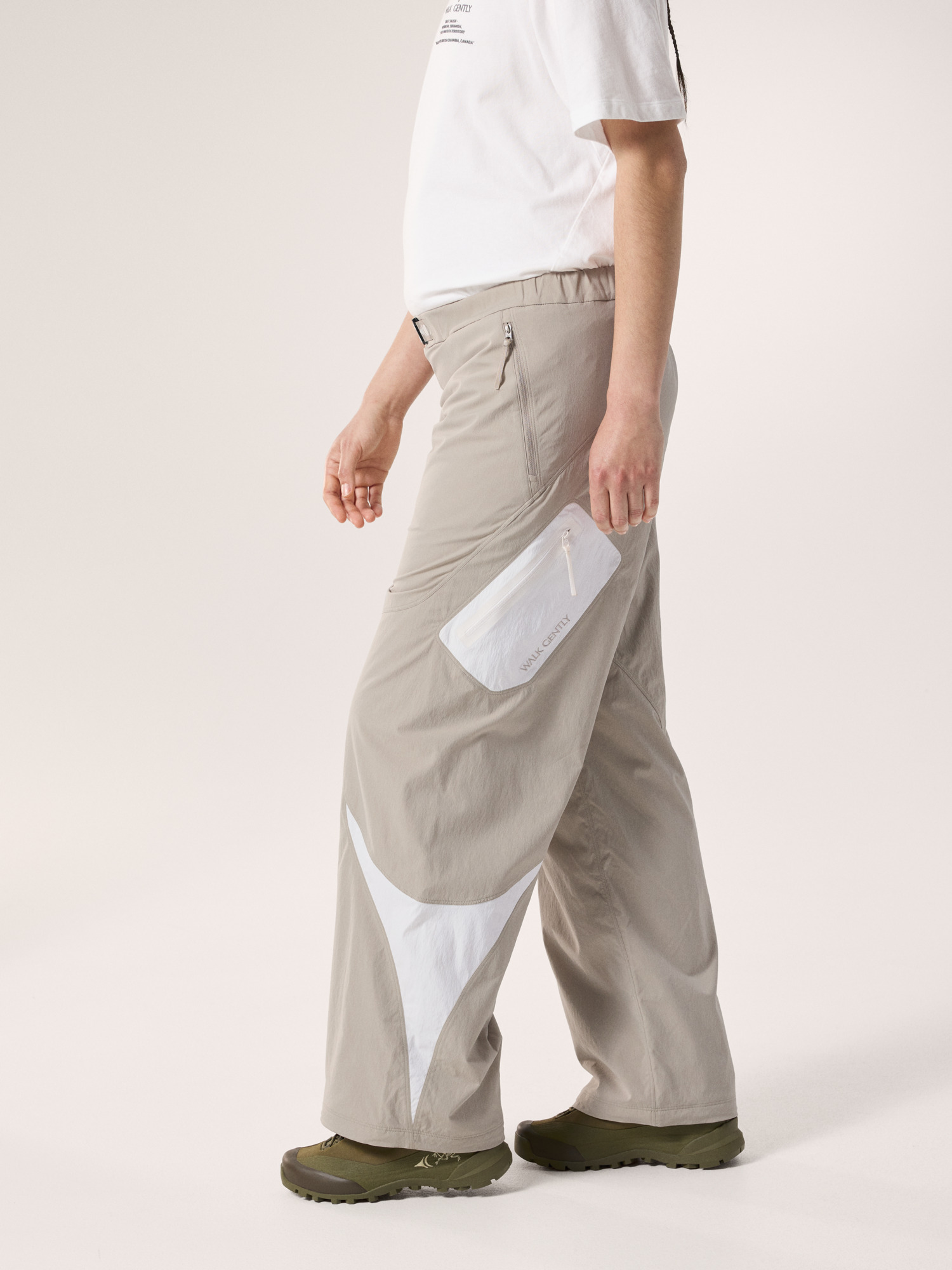 Product Image https://product.arcteryx.co.kr/images/products/686980/F26_X000010764_details_Adze_Pant_Walk_Gently_Rune_Arctic_Silk_Side_View.jpg