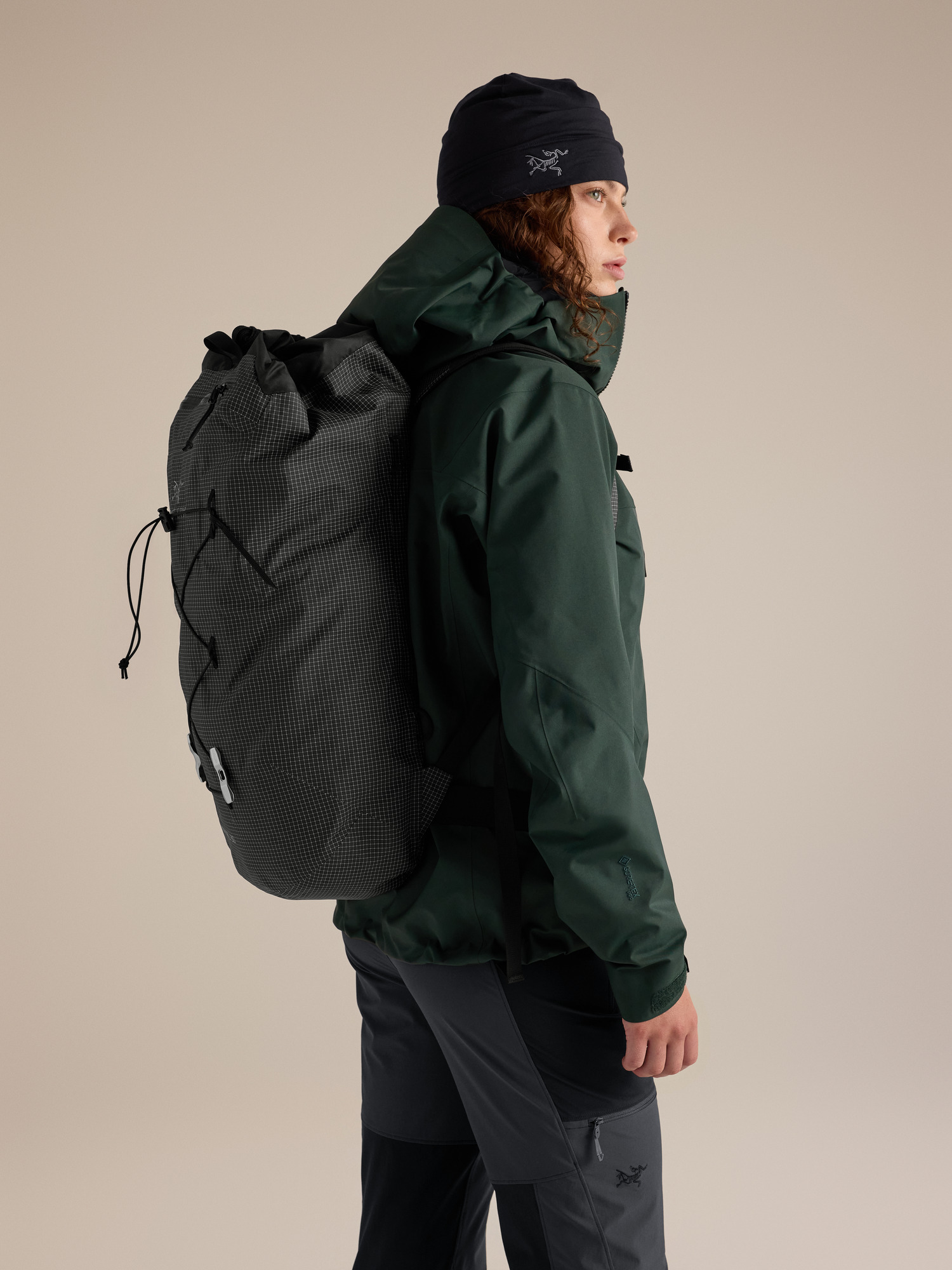 Product Image https://product.arcteryx.co.kr/images/products/686987/F26_X000010349_details_Alpha_FL_30_Backpack_Black_Side_View.jpg