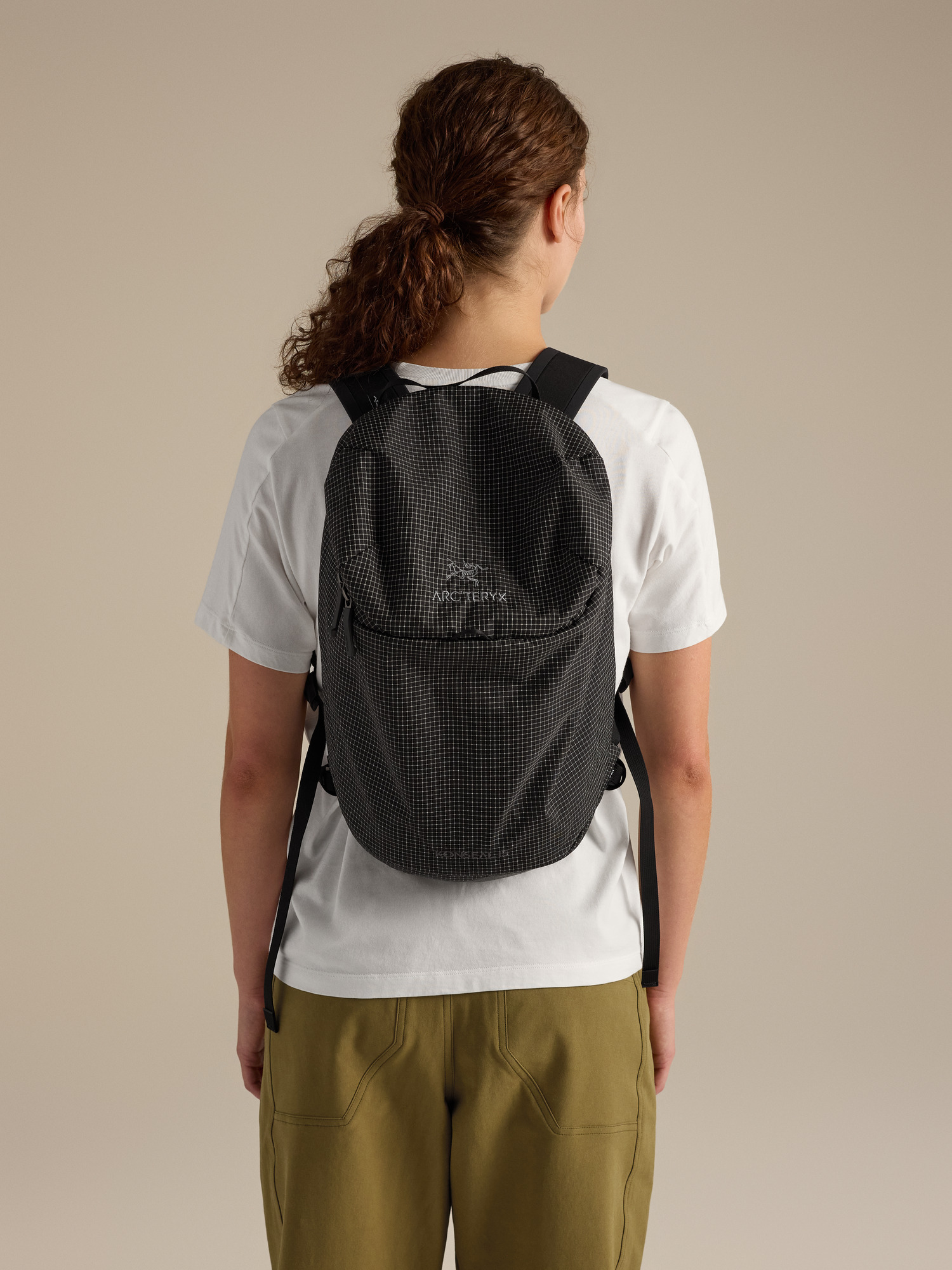 Product Image https://product.arcteryx.co.kr/images/products/686991/F26_X000010718_details_Konseal_15_Backpack_Black_Front_View.jpg