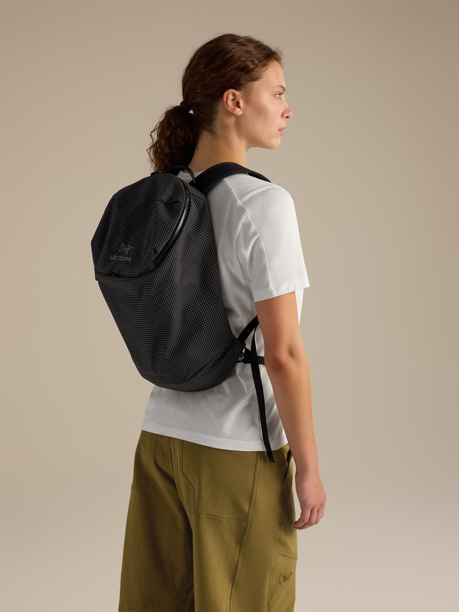Product Image https://product.arcteryx.co.kr/images/products/686991/F26_X000010718_details_Konseal_15_Backpack_Black_Side_View.jpg