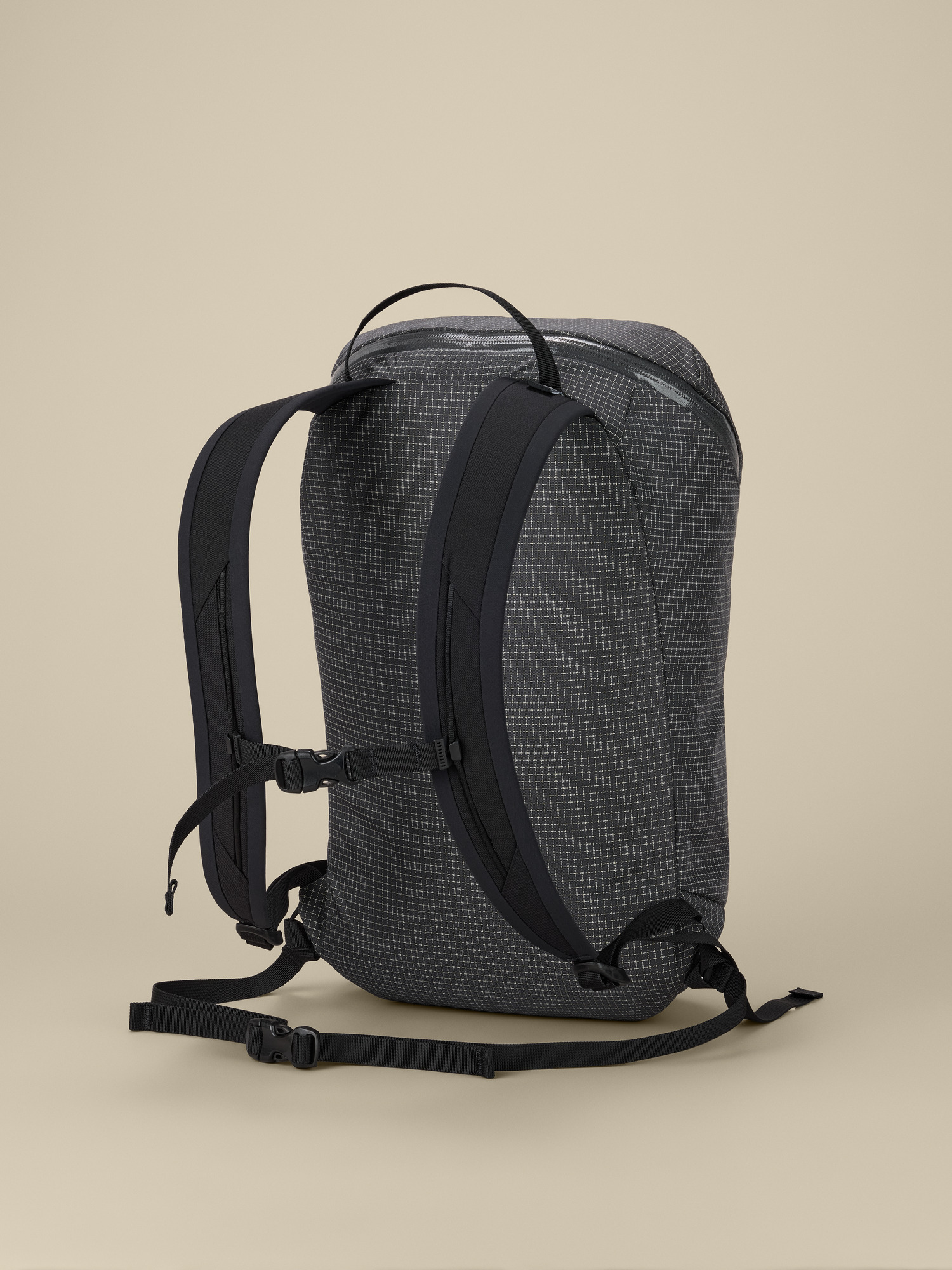 Product Image https://product.arcteryx.co.kr/images/products/686991/F26_X000010718_details_Konseal_15_Backpack_Cloud_Back.jpg