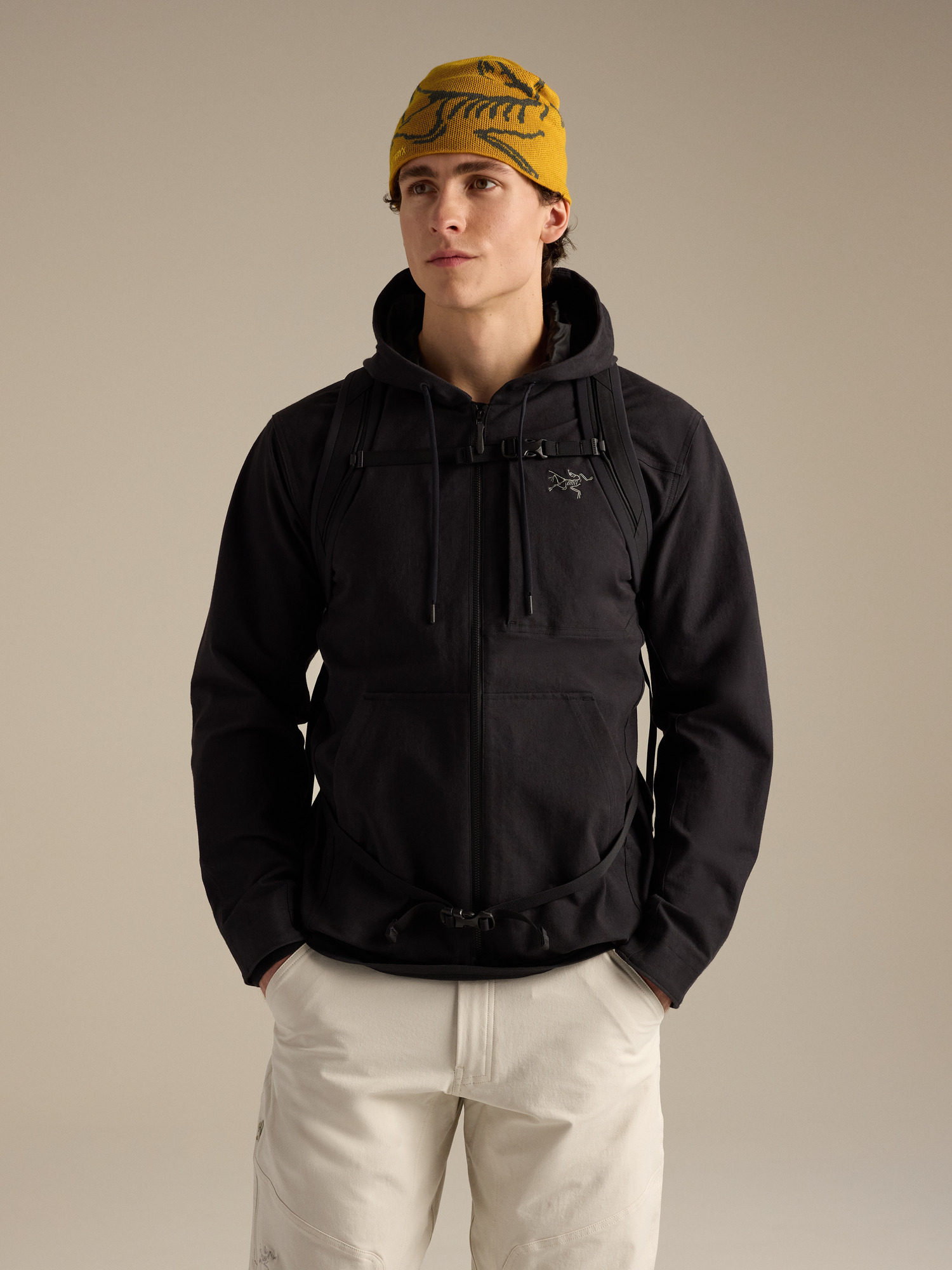 Product Image https://product.arcteryx.co.kr/images/products/686991/F26_X000010718_details_Konseal_15_Backpack_Cloud_Back_View.jpg