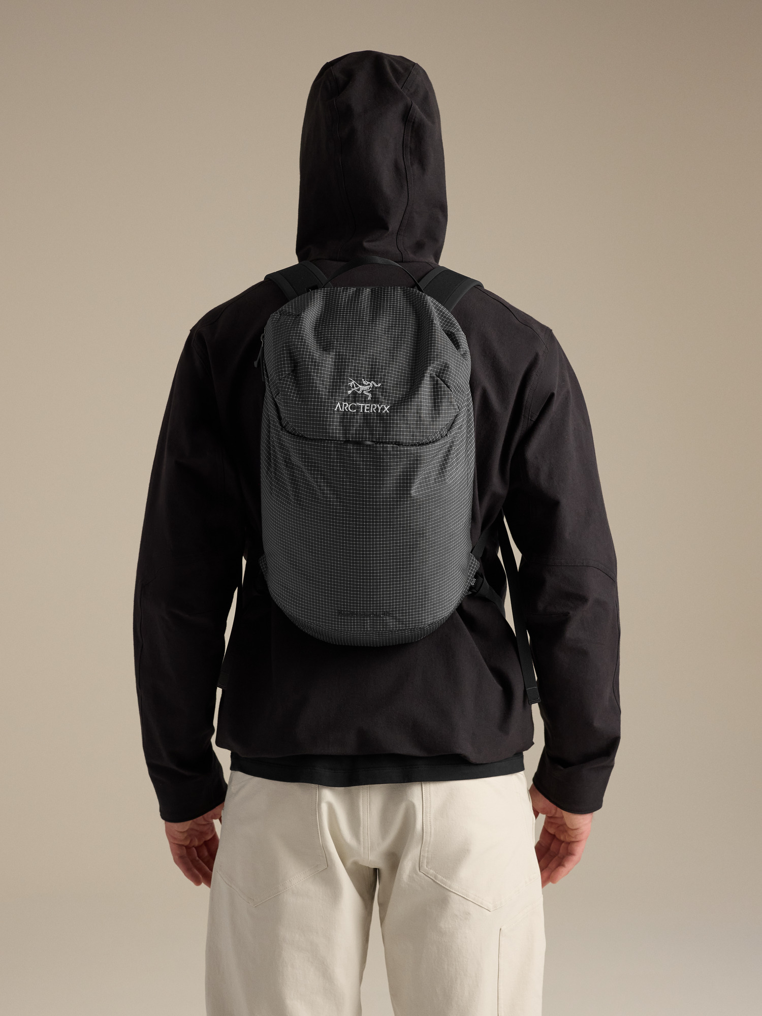 Product Image https://product.arcteryx.co.kr/images/products/686991/F26_X000010718_details_Konseal_15_Backpack_Cloud_Front_View.jpg