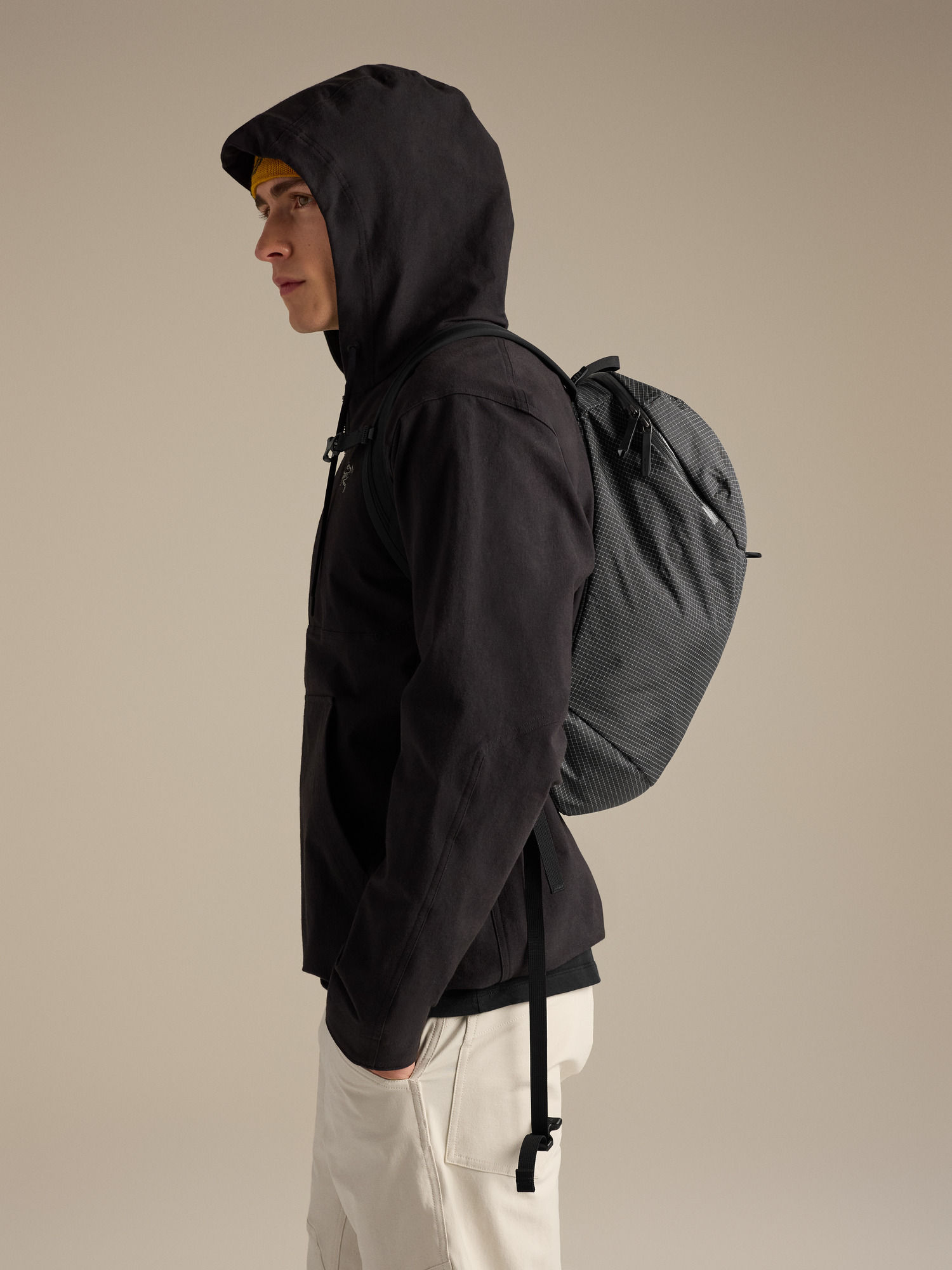 Product Image https://product.arcteryx.co.kr/images/products/686991/F26_X000010718_details_Konseal_15_Backpack_Cloud_Side_View.jpg